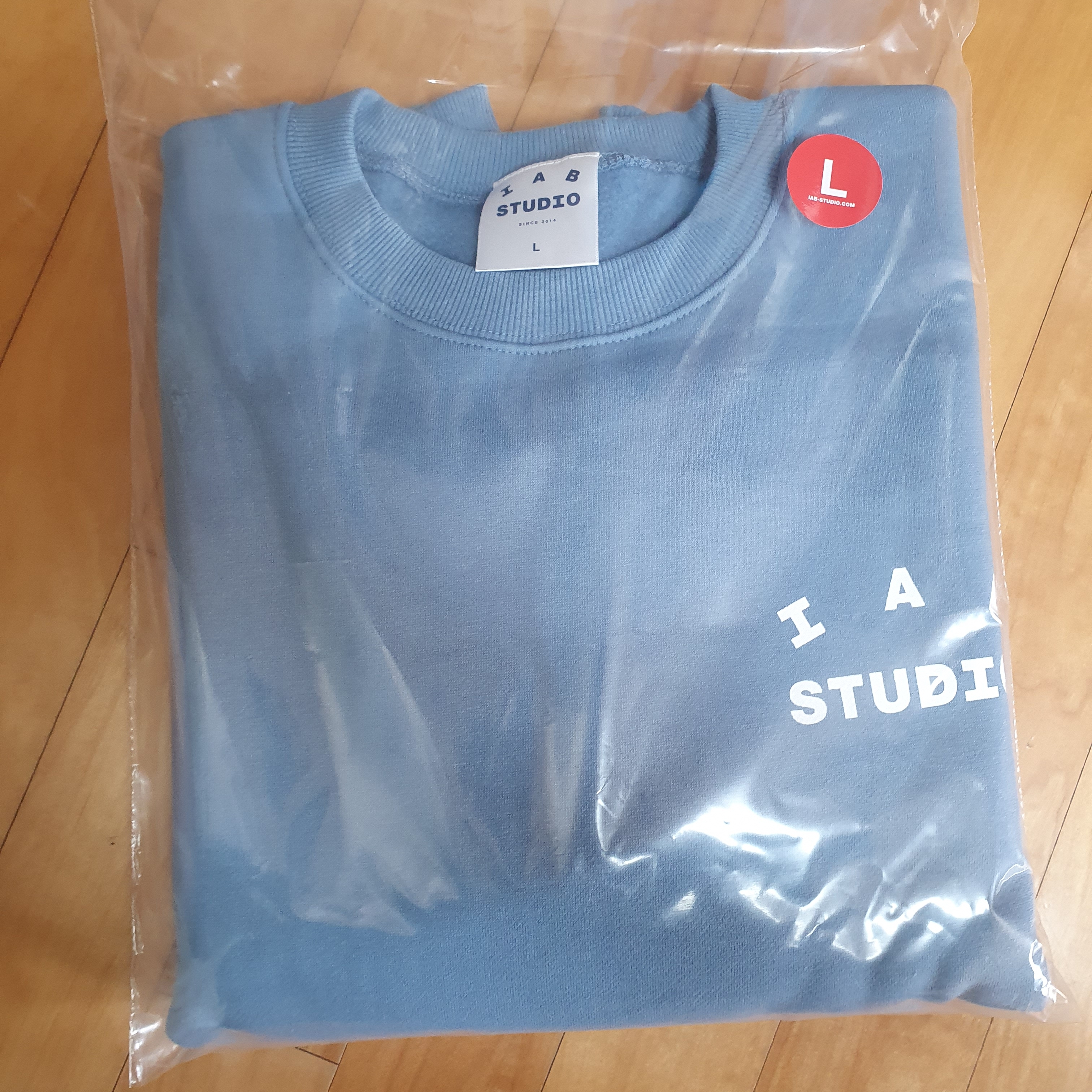 IAB Studio Crewneck Sky Blue 착용 스타일 - 1
