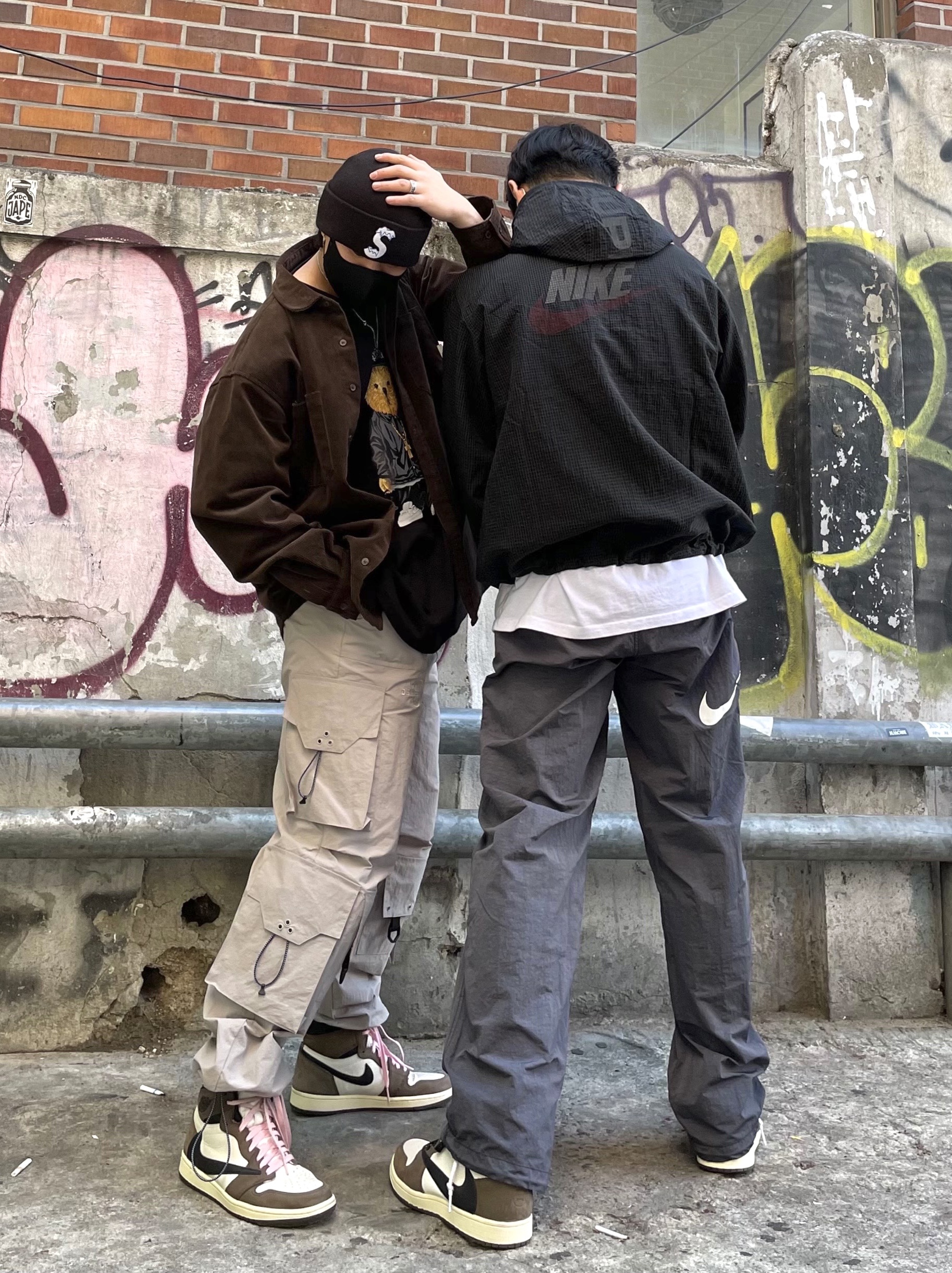 Jordan 1 x Travis Scott Retro High OG SP Mocha, Nike x Stussy Beach Pants Off Noir 착용 스타일 - 1