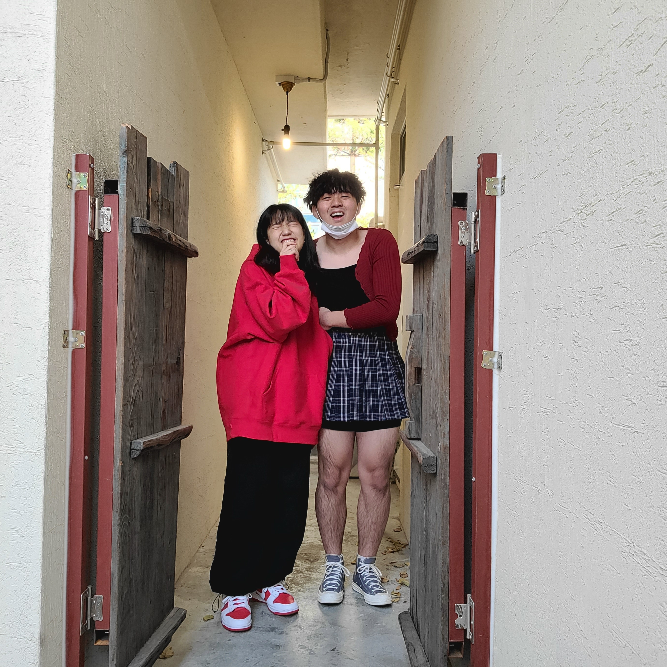 Supreme x Kaws Chalk Logo Hooded Sweatshirt Red - 21SS, Nike Dunk Low Retro Championship Red 착용 스타일 - 2