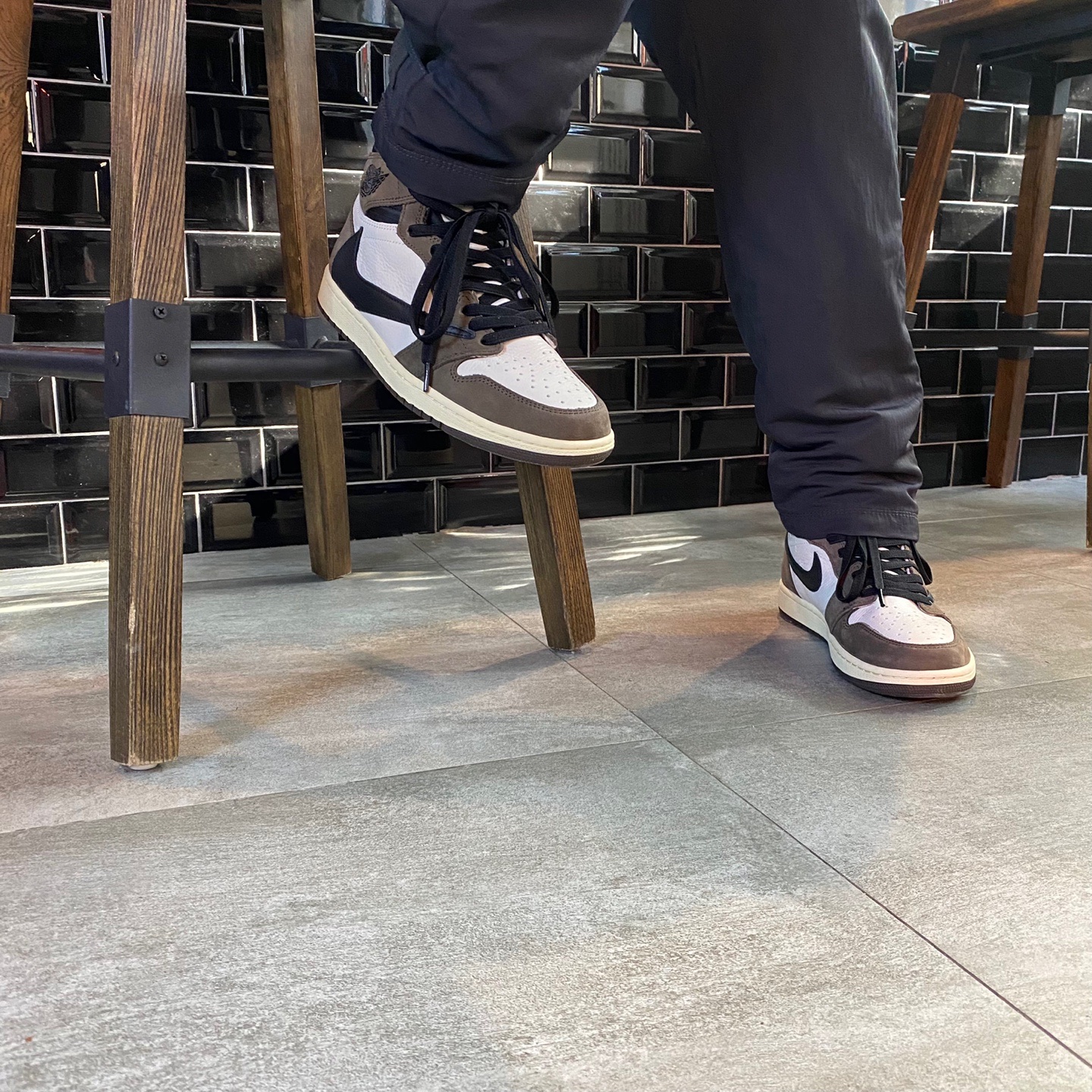 Jordan 1 x Travis Scott Retro High OG SP Mocha, Nike x Fear of God Warm Up Pants Off Noir 착용 스타일 - 2