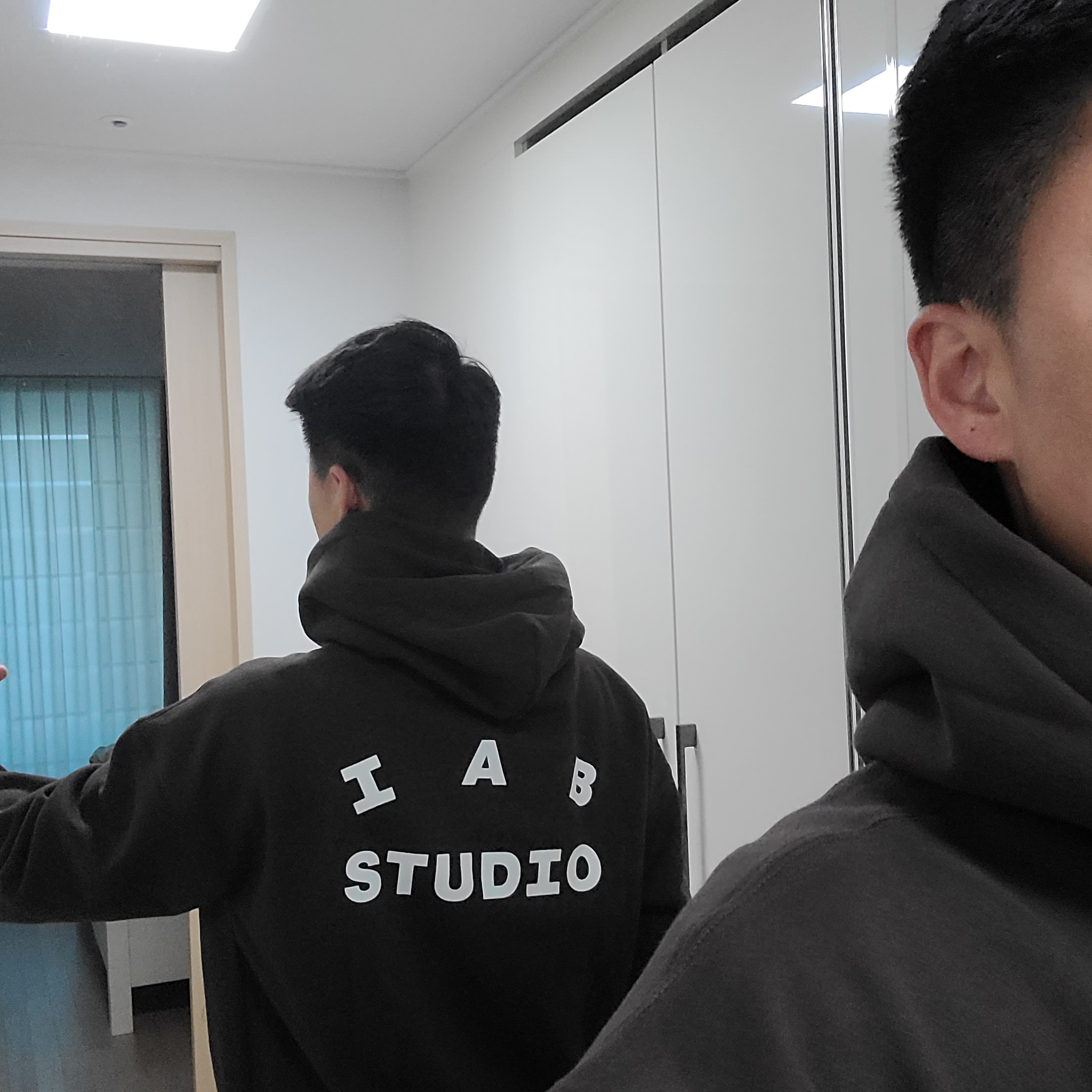 IAB Studio Hoodie Brown 착용 스타일