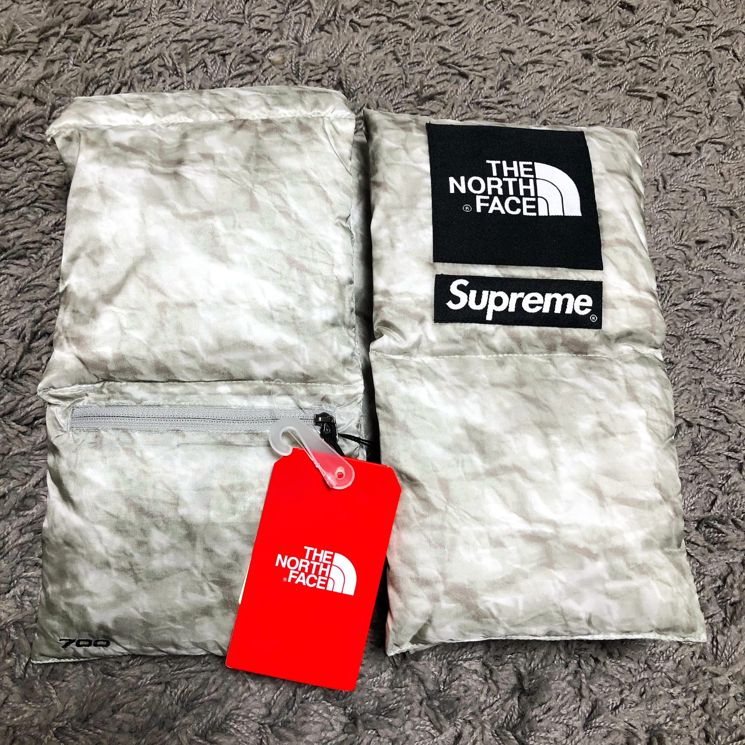 Supreme x The North Face Paper Print 700-Fill Down Scarf 착용 스타일