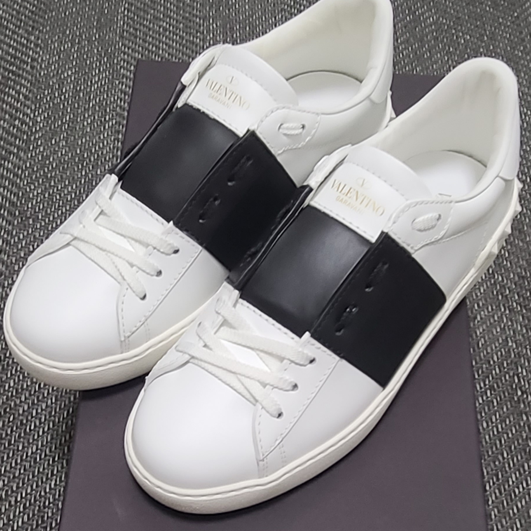 Valentino Calfskin Open Leather Sneakers White Black 착용 스타일