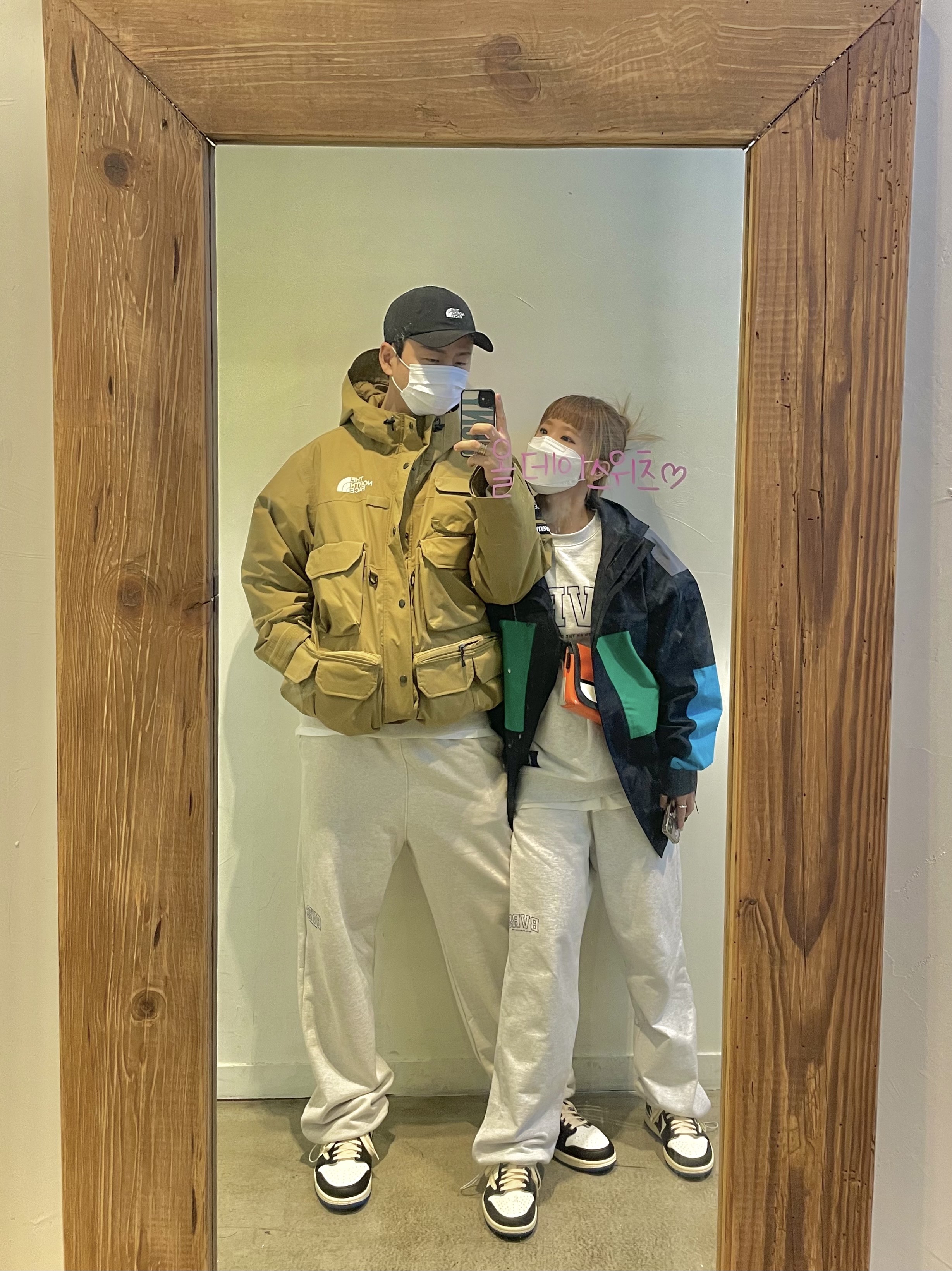 Supreme x The North Face Cargo Jacket Gold - 20SS, Jordan 1 x Travis Scott x Fragment Retro Low OG SP Military Blue 착용 스타일