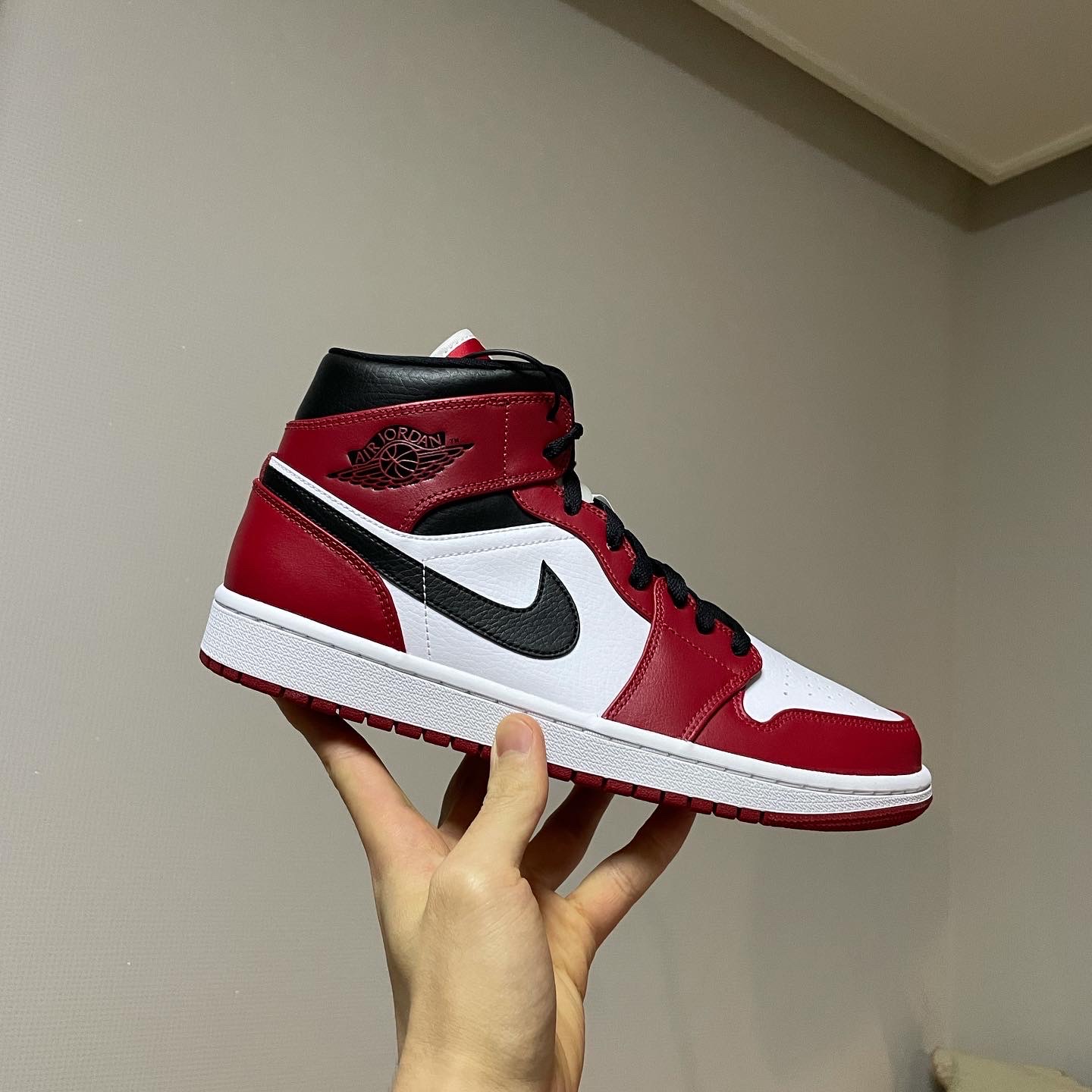 Jordan 1 Mid Chicago 2020 착용 스타일 - 2