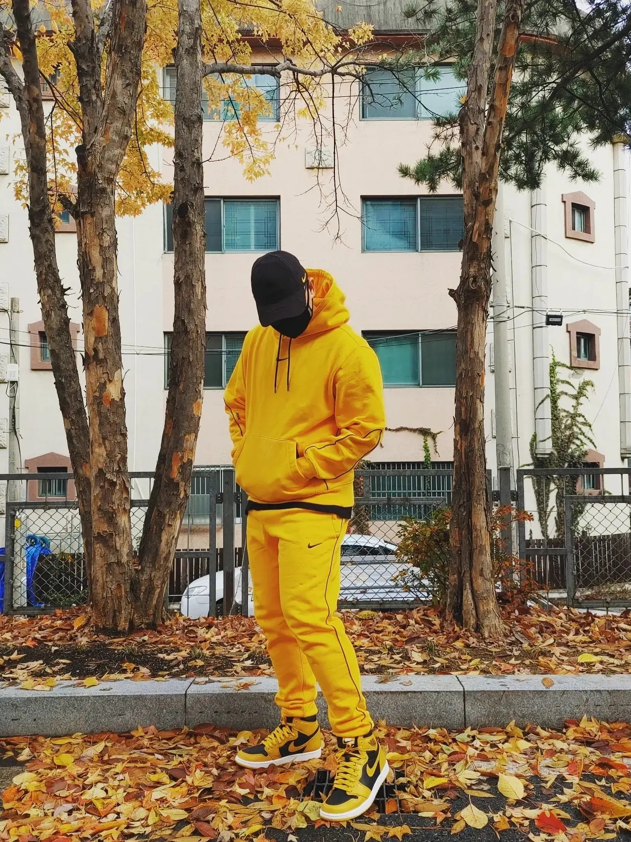 Jordan 1 Retro High OG Pollen, Nike x Drake Nocta Essential Hoodie University Gold - US/EU 착용 스타일 - 2