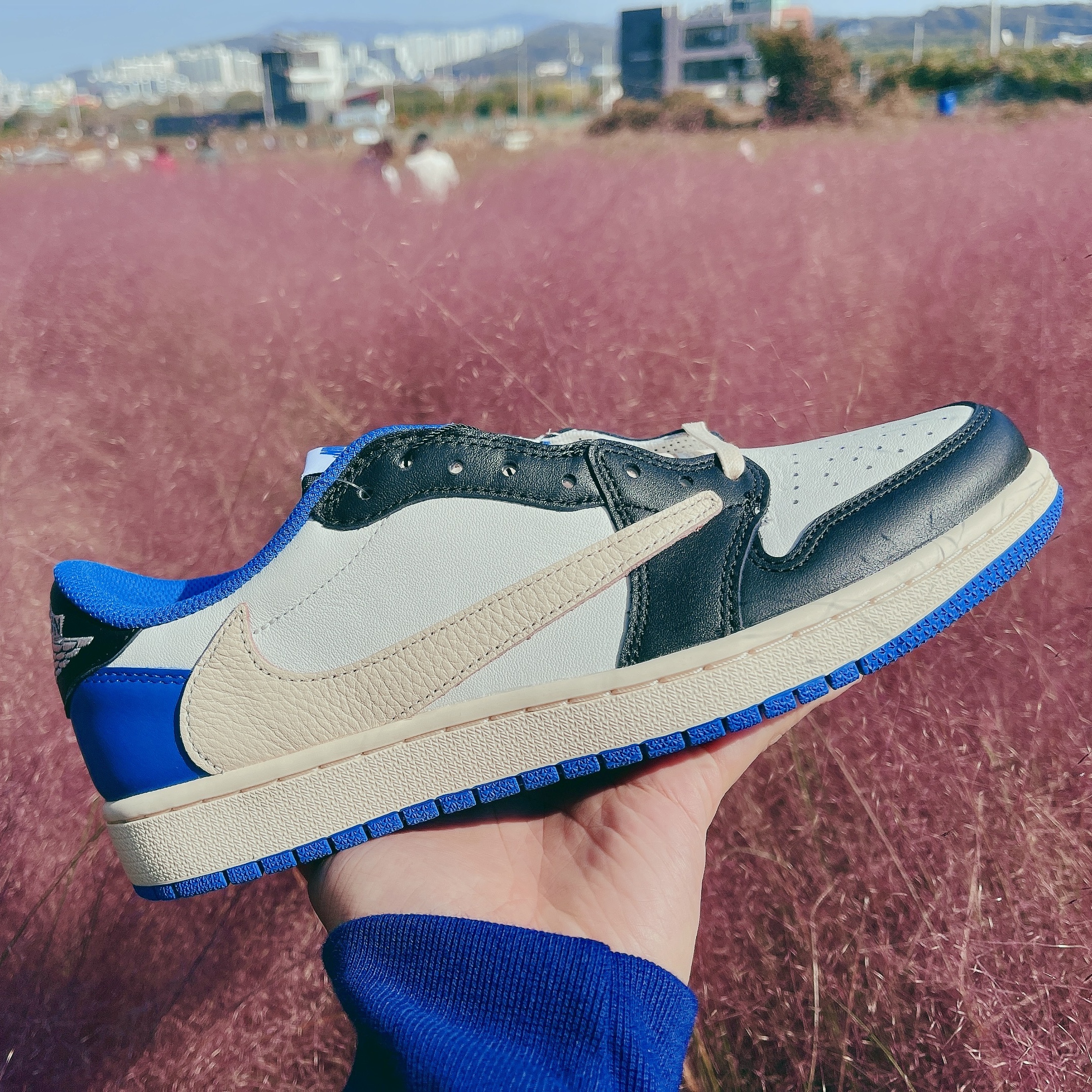 Jordan 1 x Travis Scott x Fragment Retro Low OG SP Military Blue 착용 스타일 - 1
