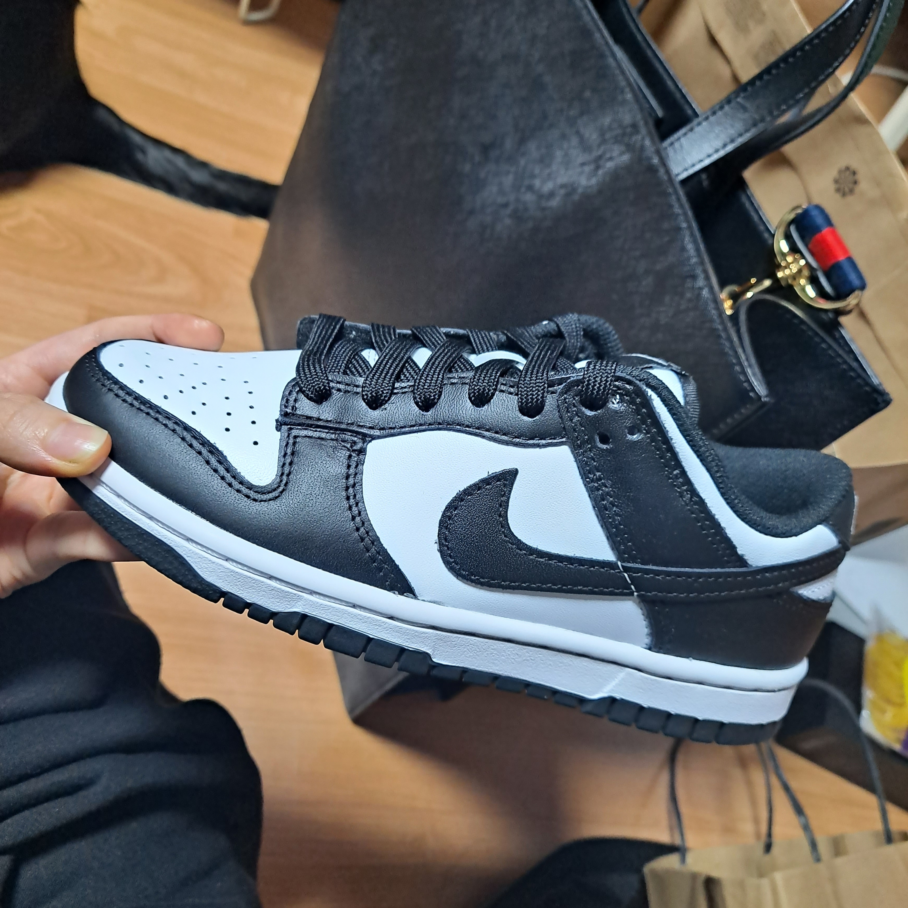 (W) Nike Dunk Low Black 착용 스타일 - 1