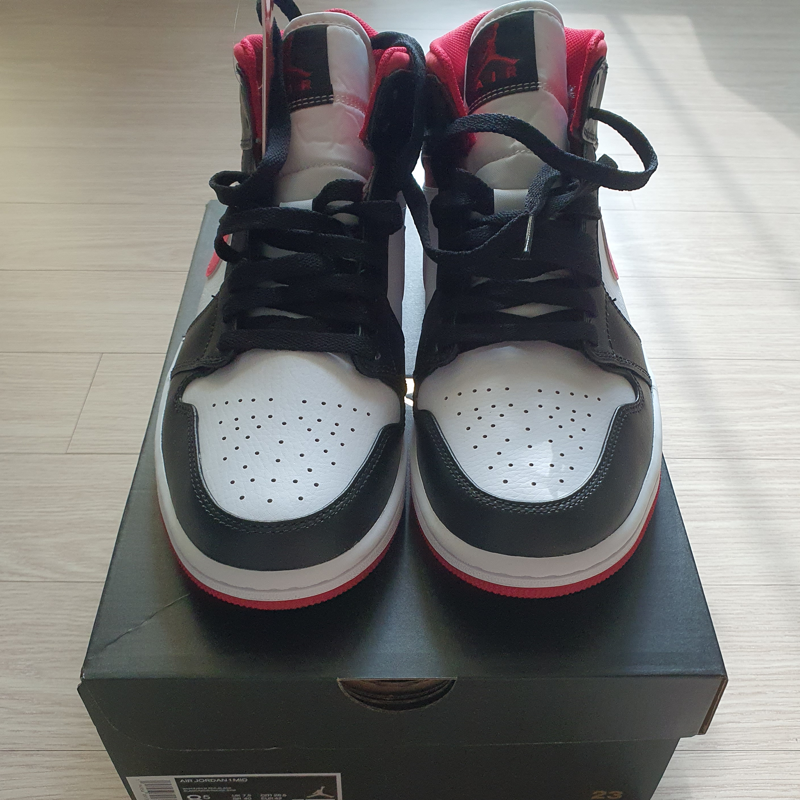 Jordan 1 Mid Gym Red Black White 착용 스타일