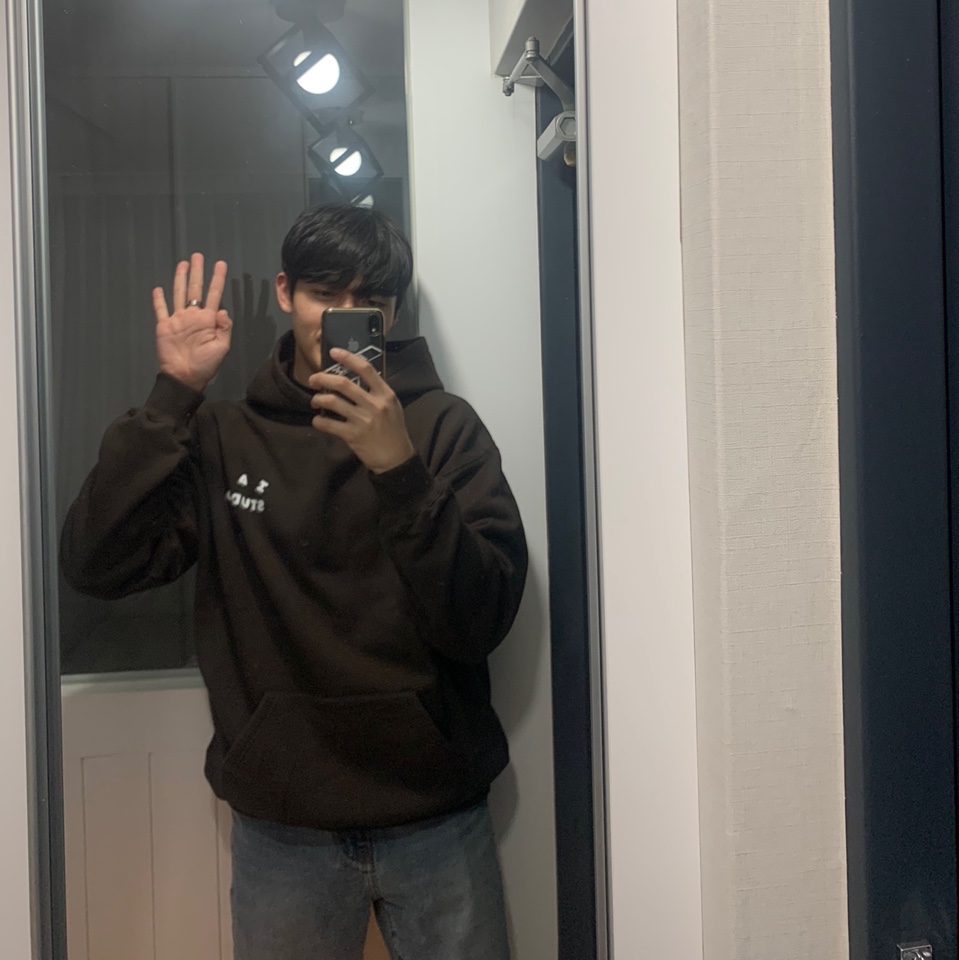 IAB Studio Hoodie Brown 착용 스타일