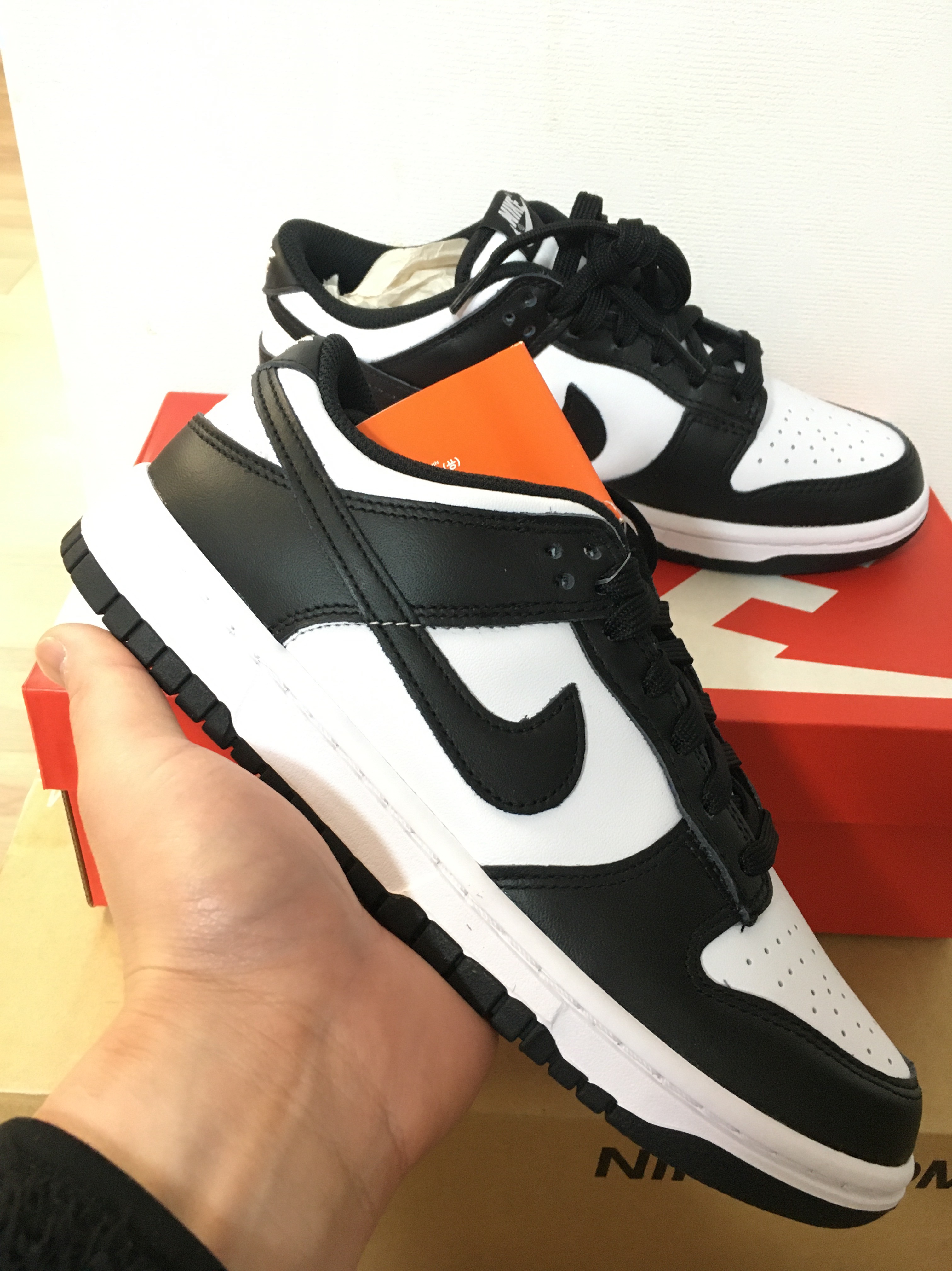 (W) Nike Dunk Low Black 착용 스타일 - 1