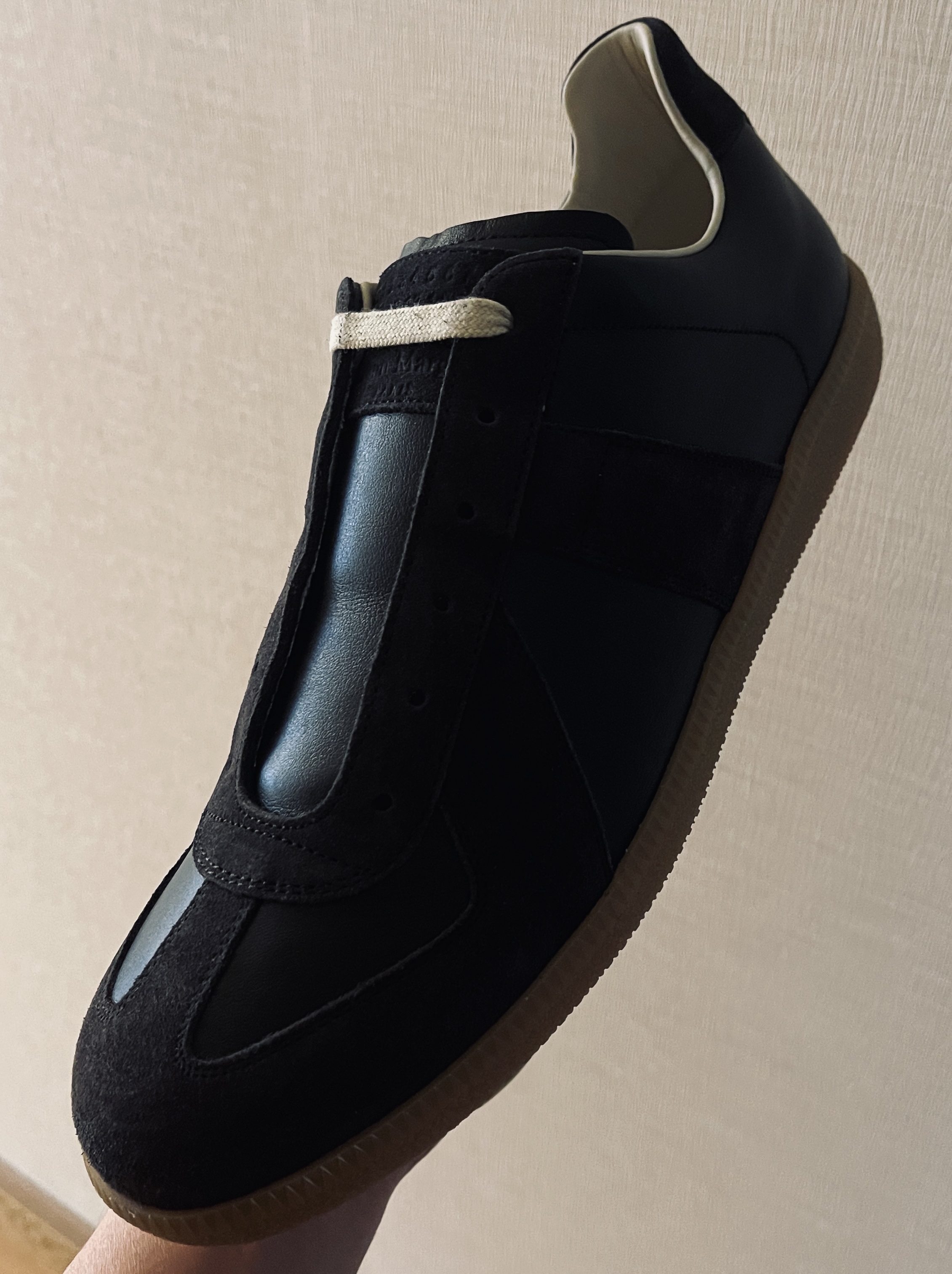 Maison Margiela Calfskin Replica Sneakers Black, Maison Margiela Replica Paint Drop Sneakers Black 착용 스타일 - 2
