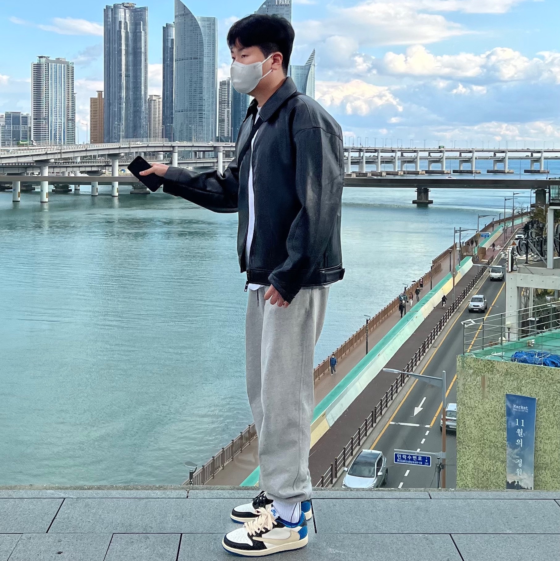 Jordan 1 x Travis Scott x Fragment Retro Low OG SP Military Blue 착용 스타일 - 1