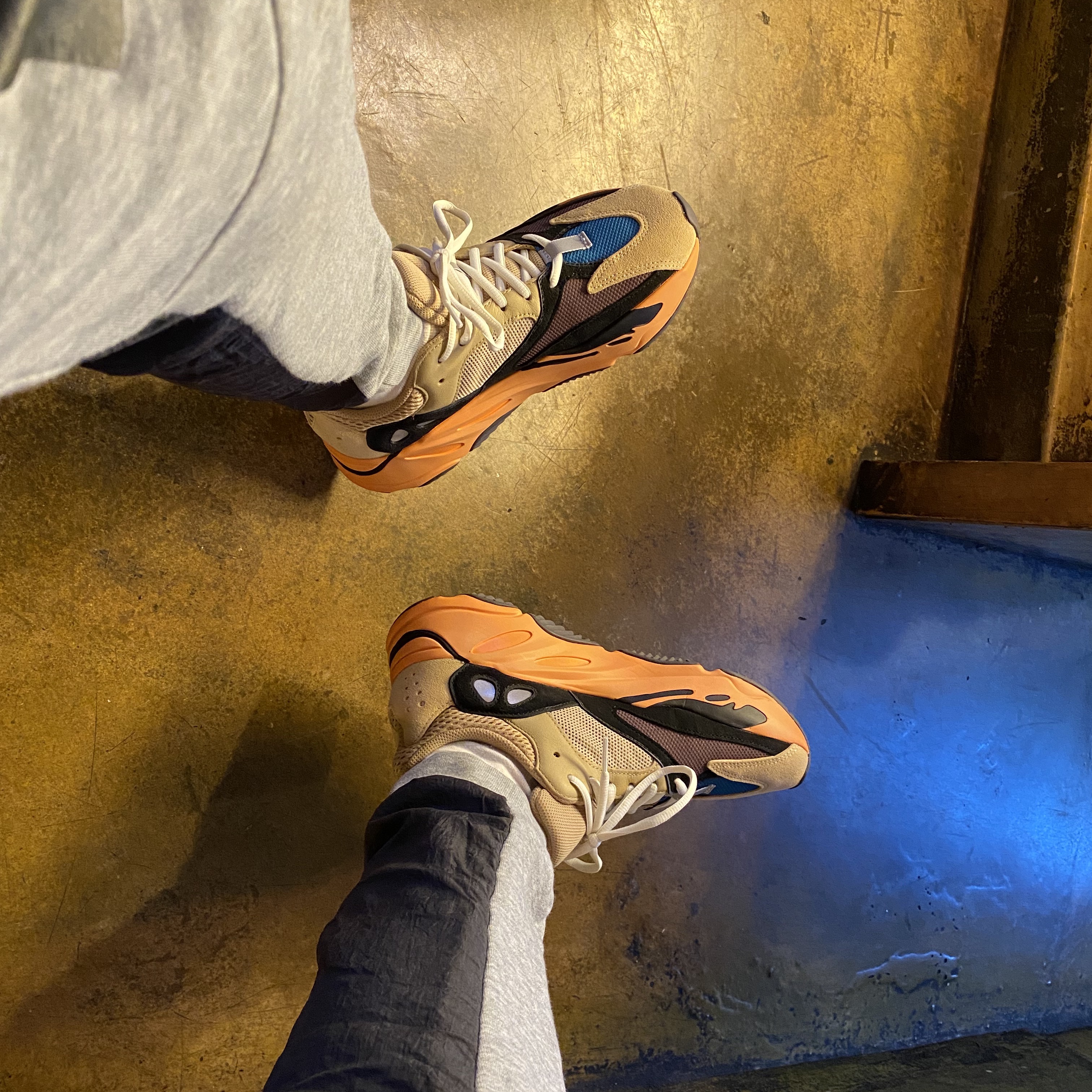 Adidas Yeezy Boost 700 Enflame Amber 착용 스타일