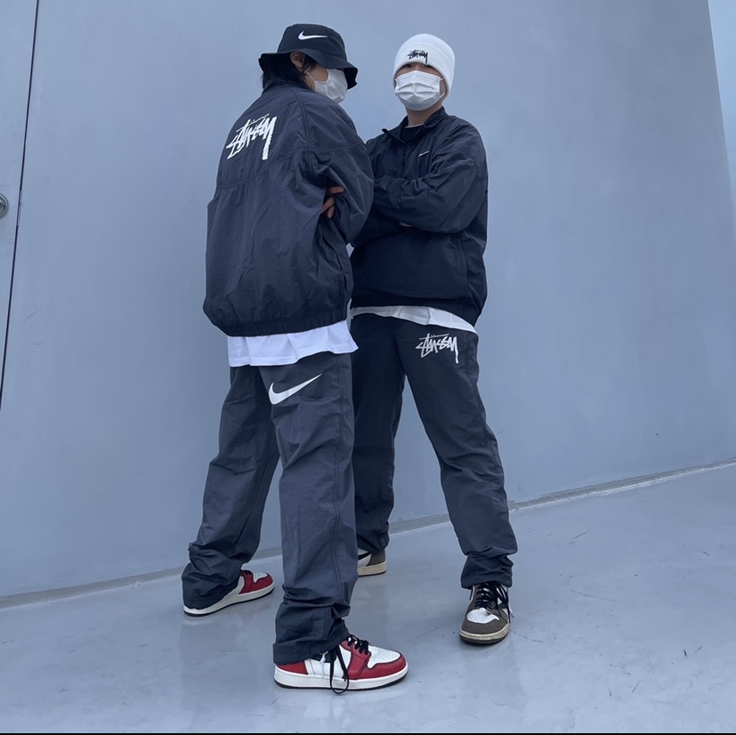 Nike x Stussy Windrunner Jacket Off Noir, Nike x Stussy Beach Pants Off Noir 착용 스타일