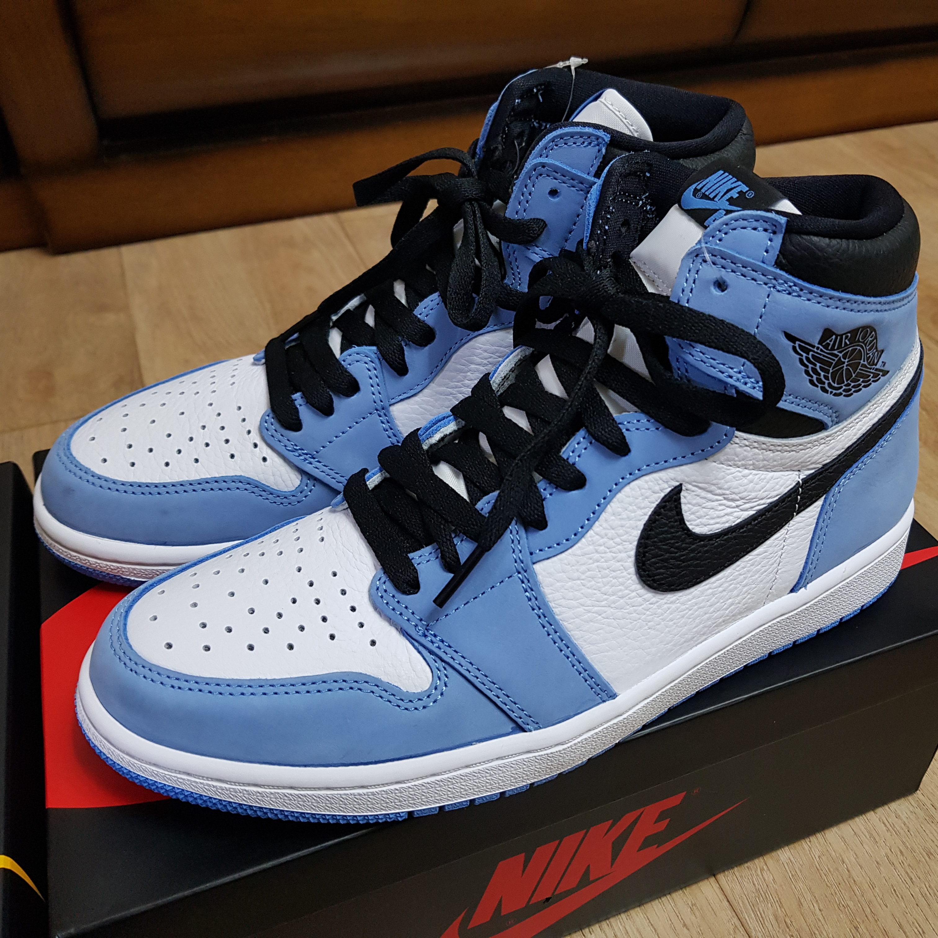 Jordan 1 Retro High OG University Blue 착용 스타일 - 1