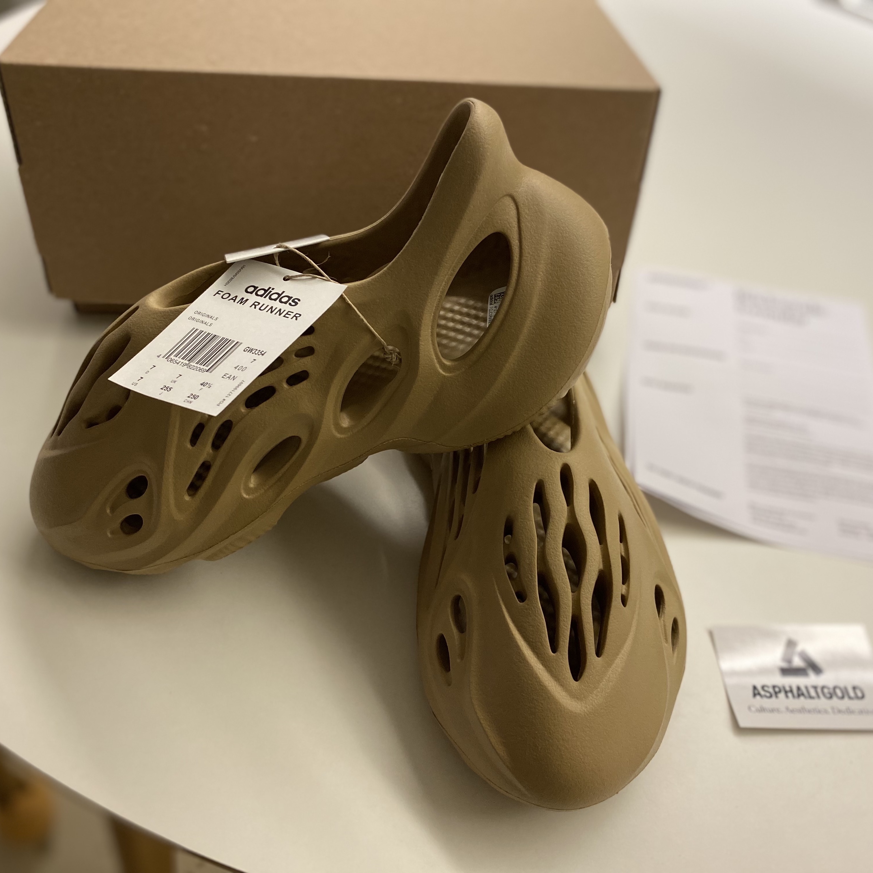 Adidas Yeezy Foam RNNR Ochre 착용 스타일 - 2