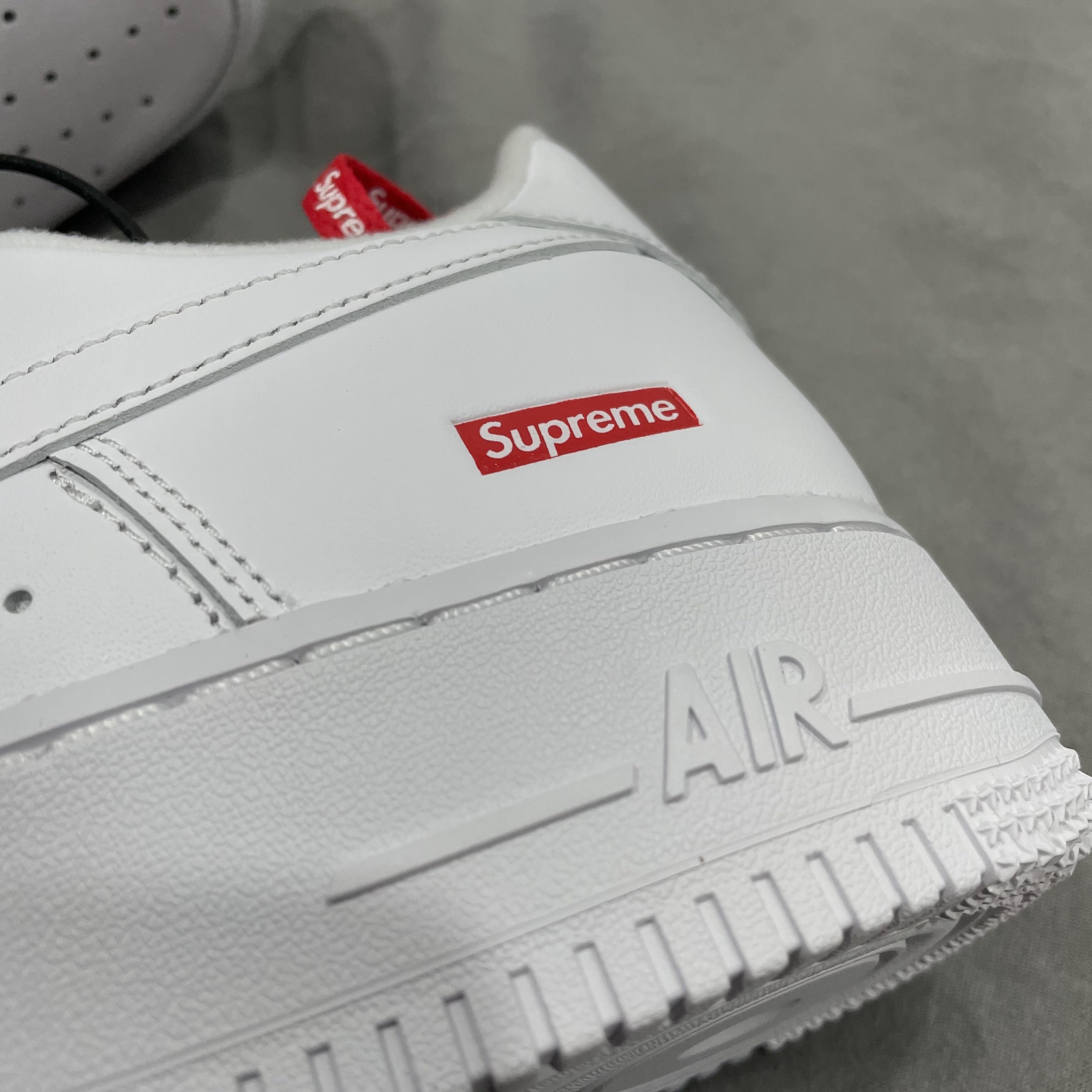 Nike x Supreme Air Force 1 Low White 착용 스타일 - 2