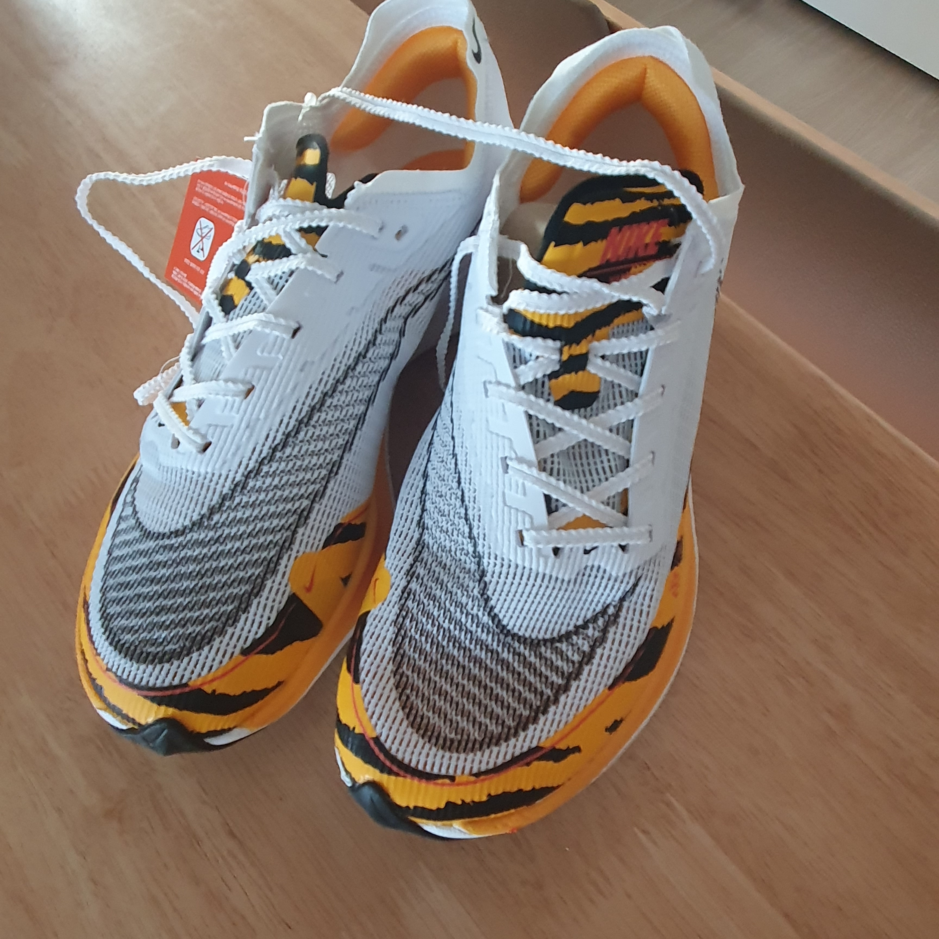 Nike ZoomX Vaporfly Next% 2 BRS White University Gold 착용 스타일 - 2