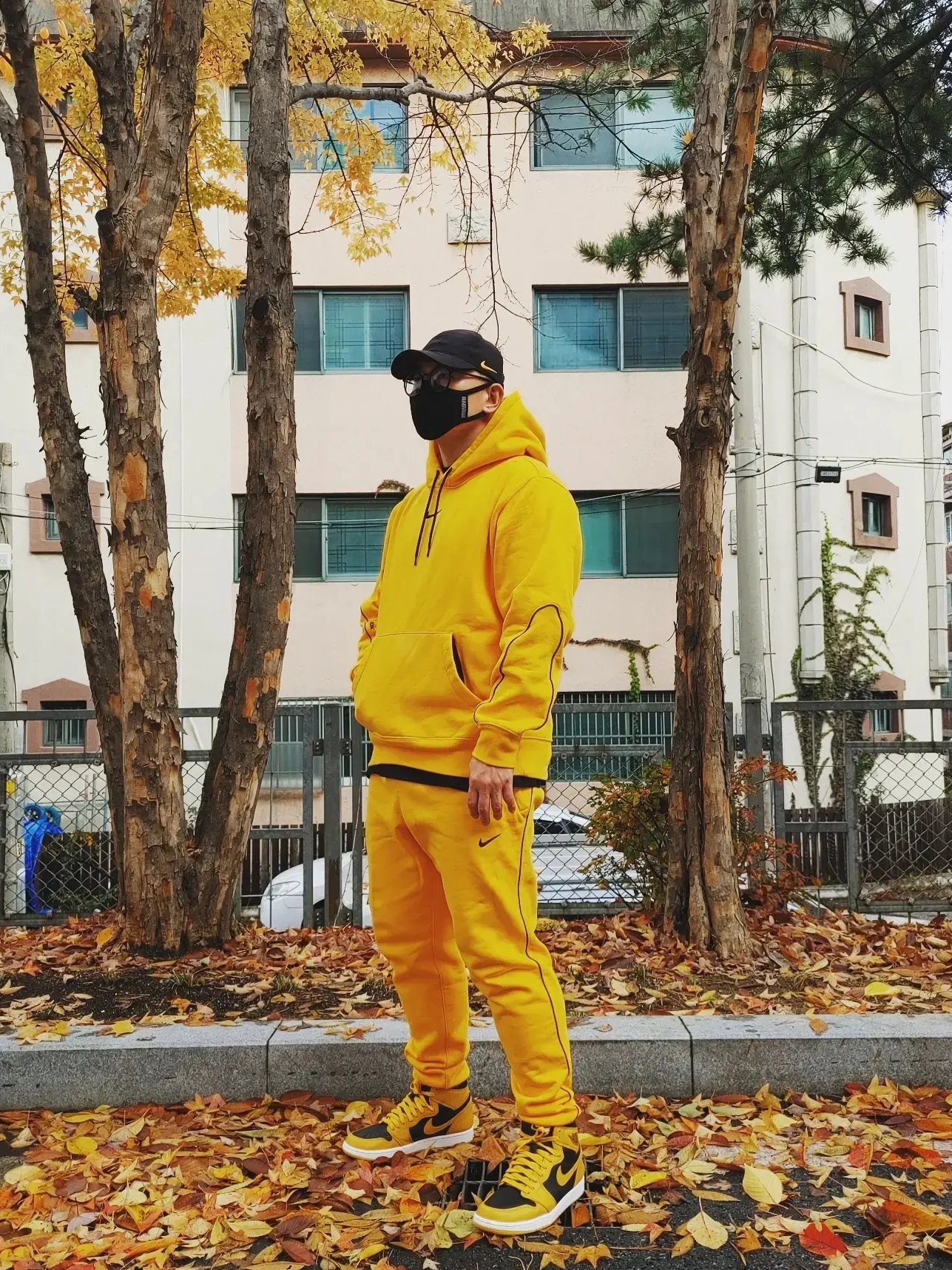 Jordan 1 Retro High OG Pollen, Nike x Drake Nocta Essential Hoodie University Gold - US/EU 착용 스타일 - 1