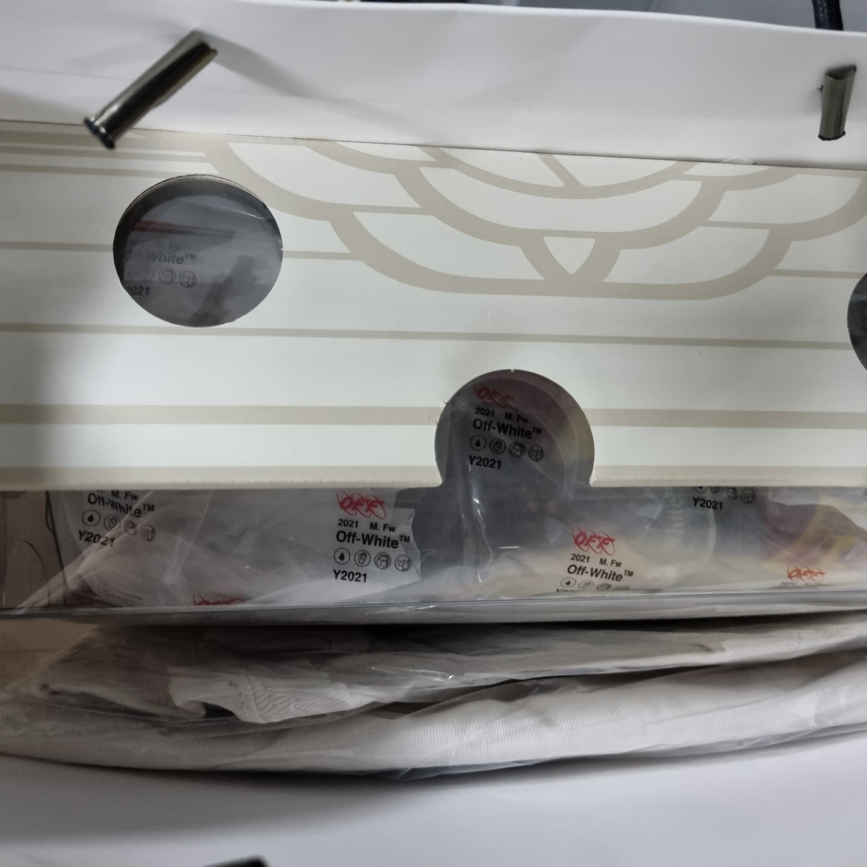 Jordan 2 x Off-White Retro Low SP White and Varsity Red 착용 스타일 - 3