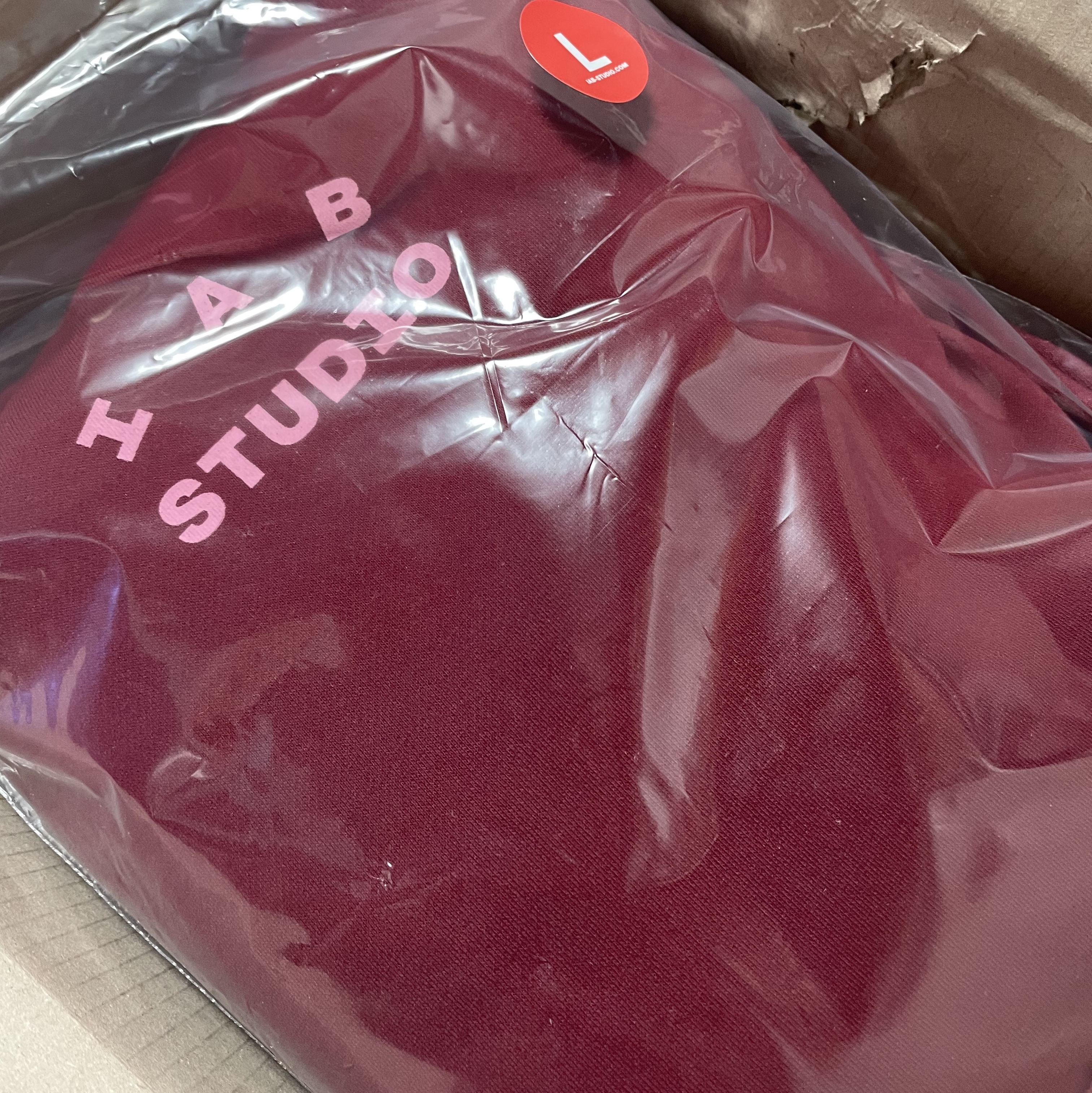 IAB Studio Hoodie Raspberry 착용 스타일
