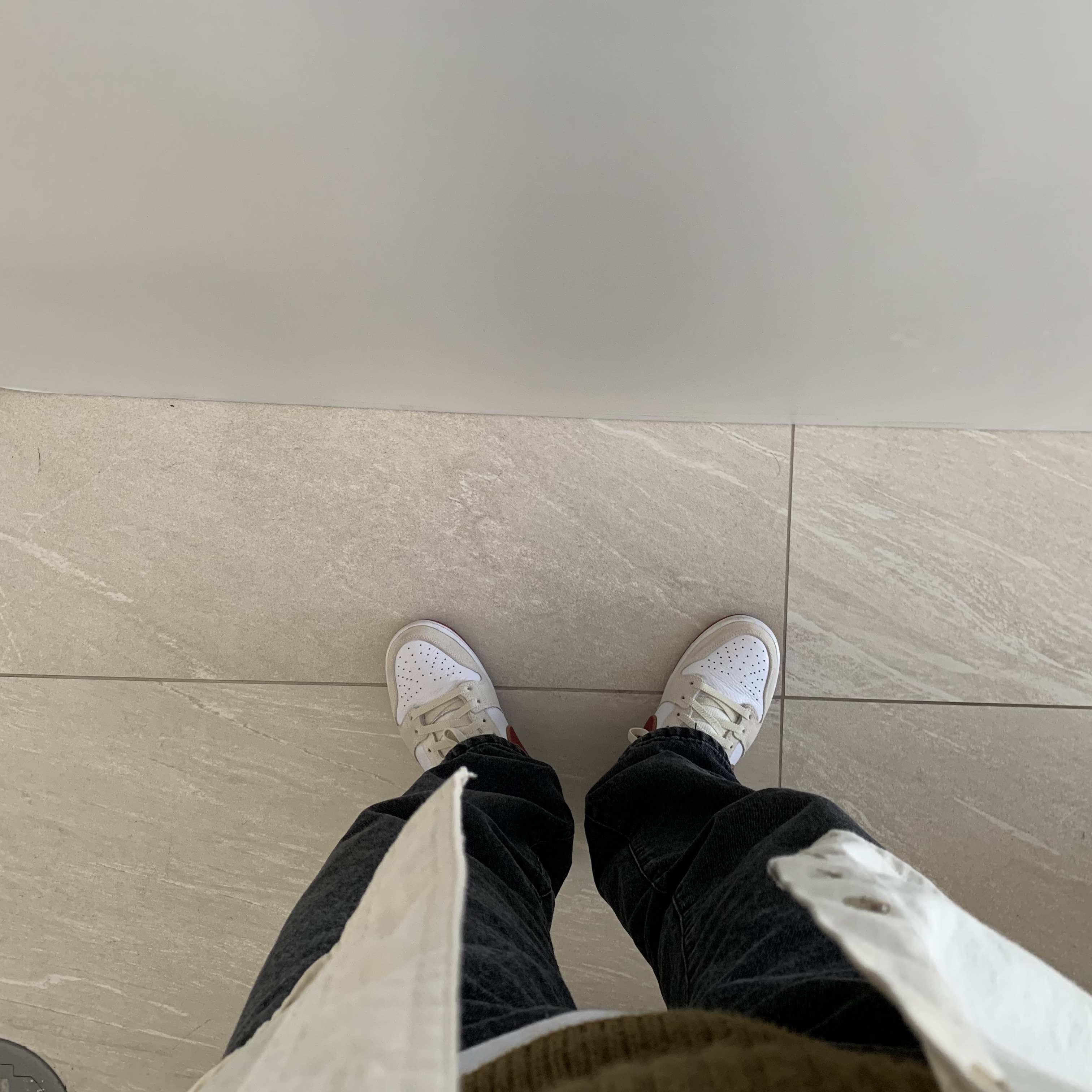 Nike SB Dunk High Sail Bright Crimson 착용 스타일 - 2