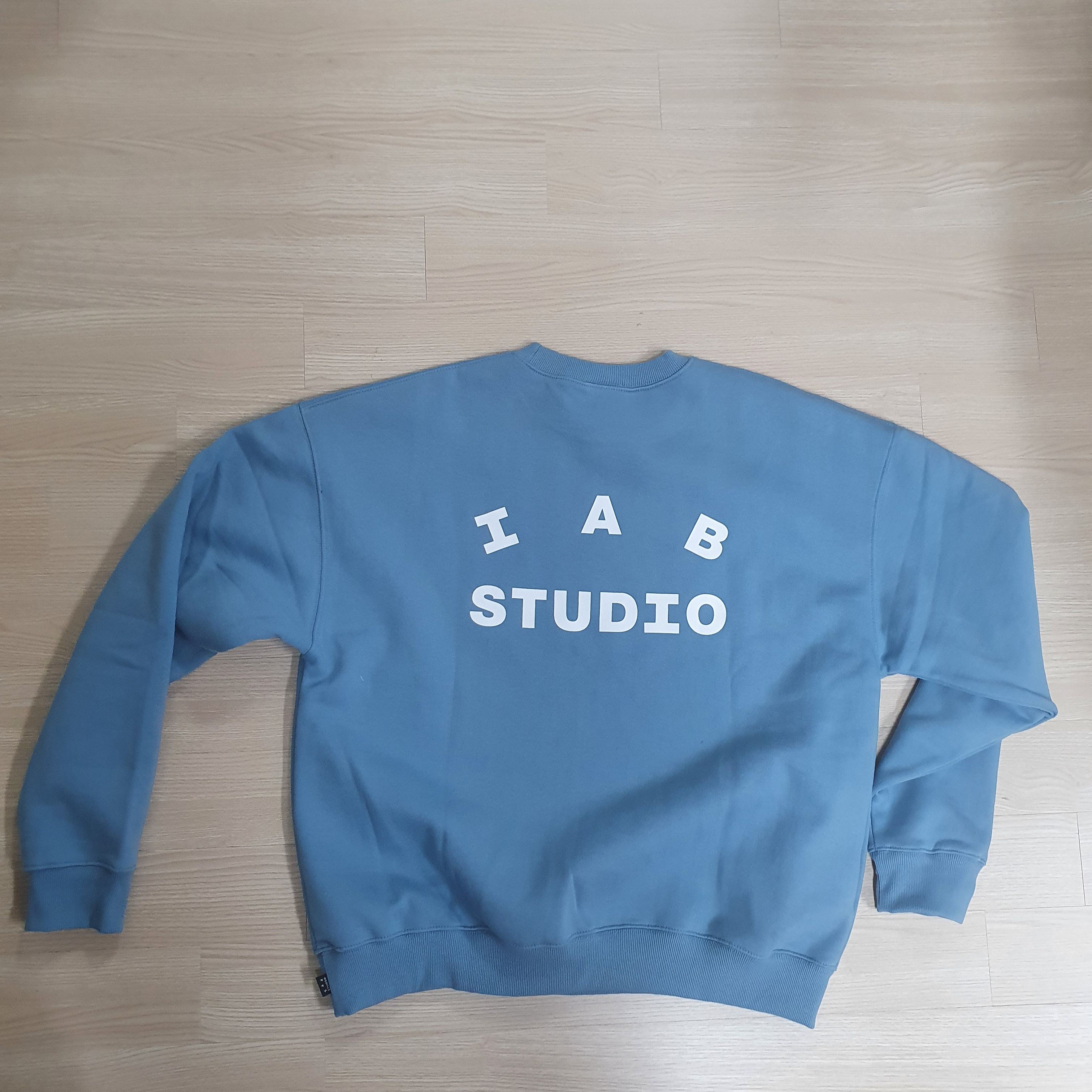 IAB Studio Crewneck Sky Blue 착용 스타일 - 2