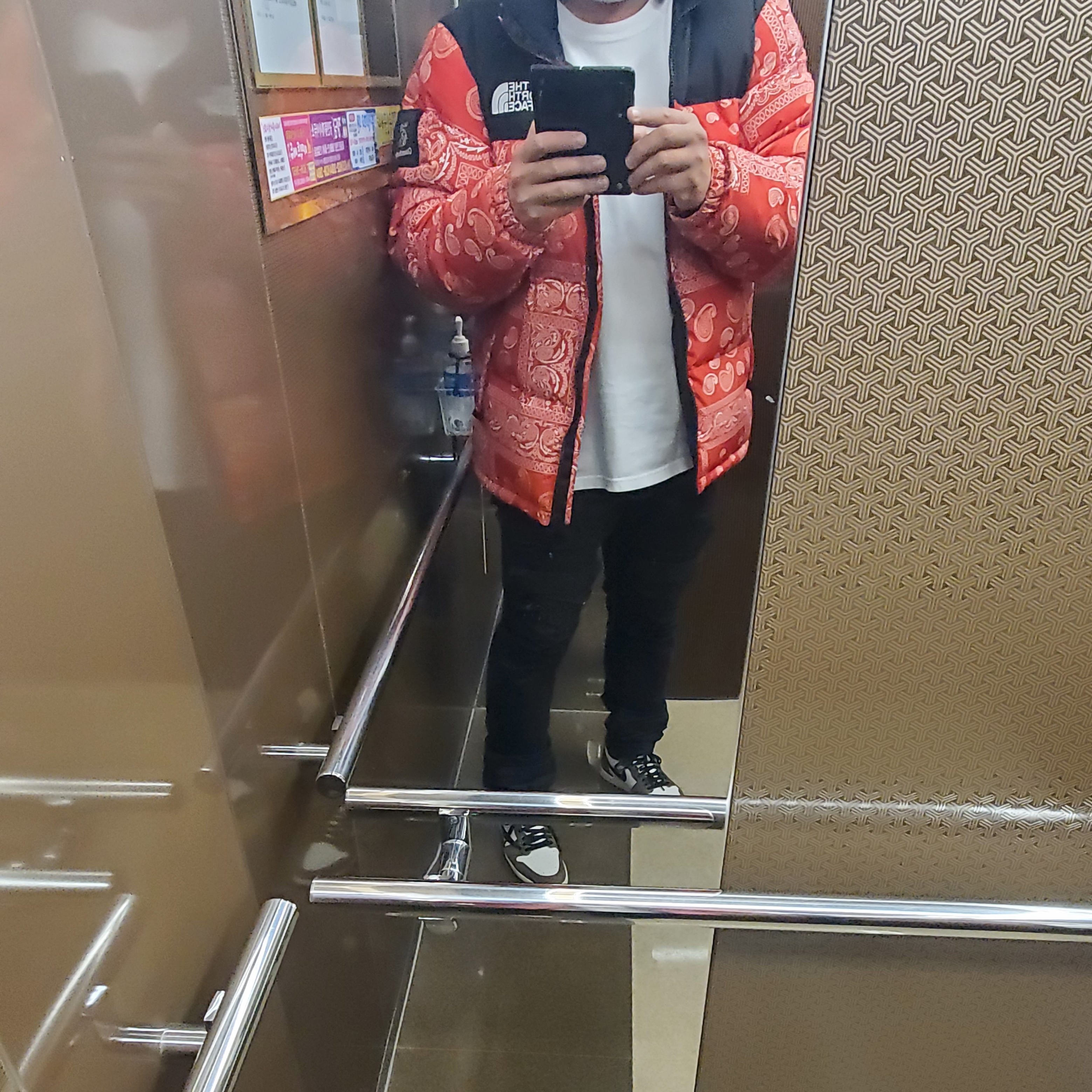 The North Face Nuptse Down Jacket Red, Jordan 1 x Travis Scott Retro High OG SP Mocha 착용 스타일