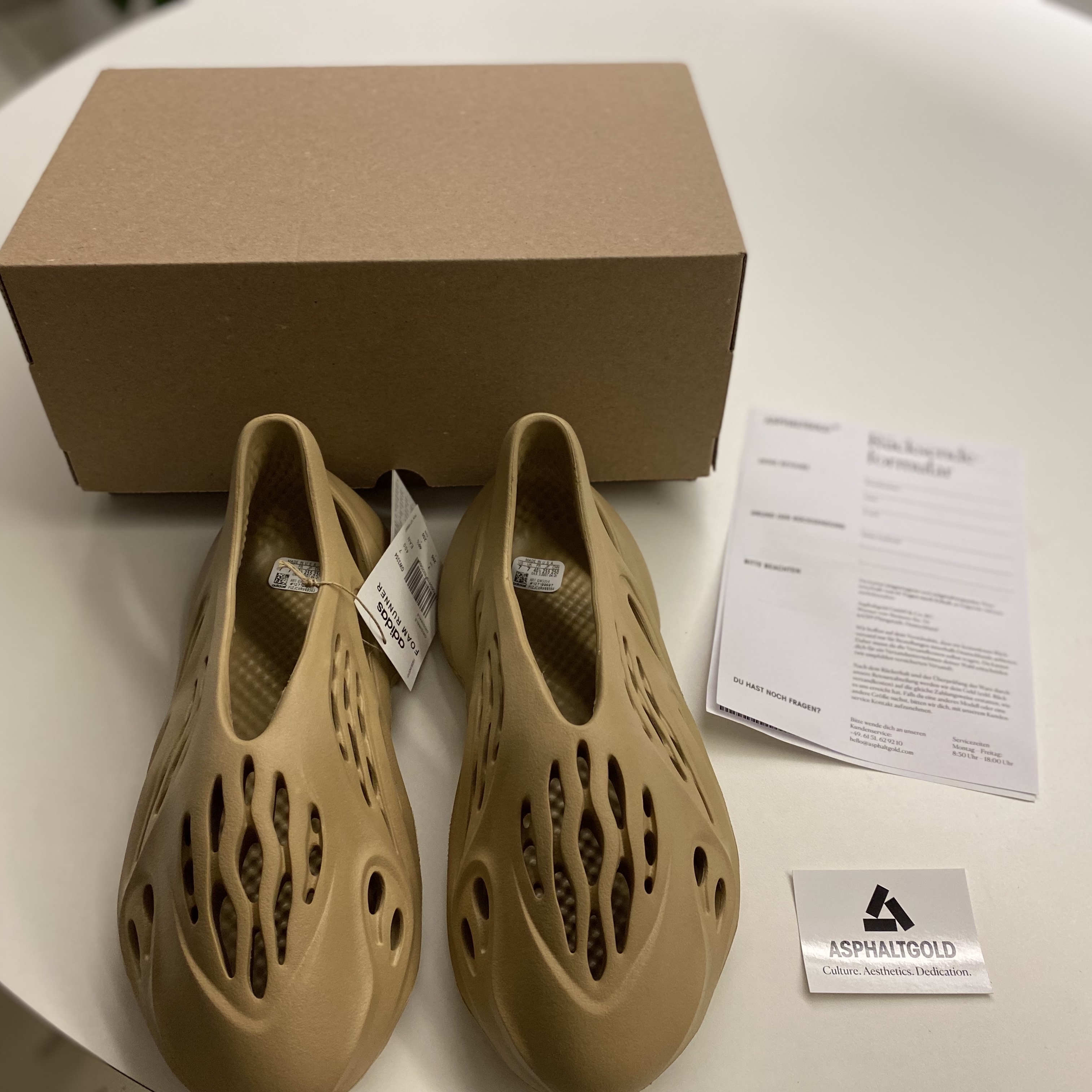 Adidas Yeezy Foam RNNR Ochre 착용 스타일 - 5