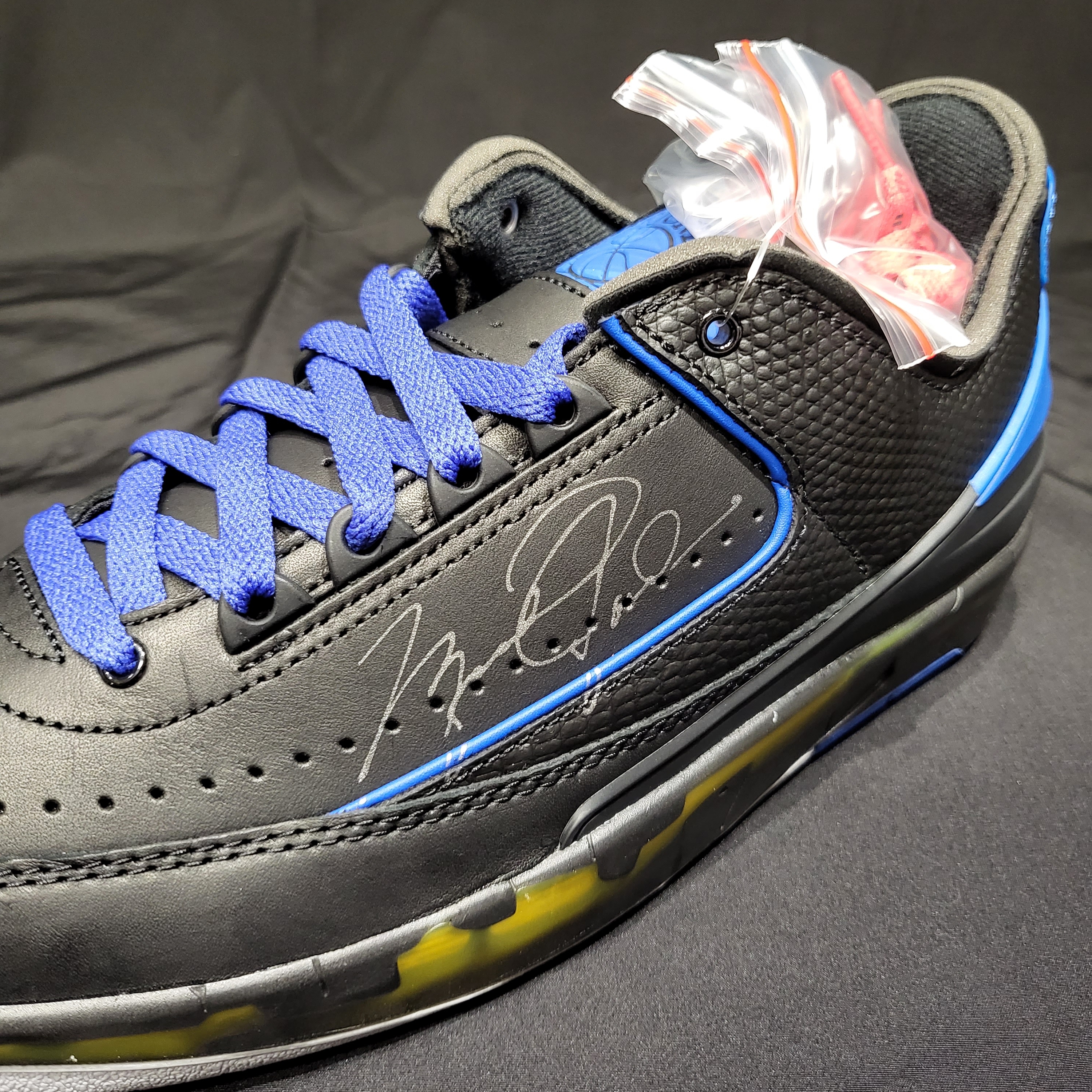 Jordan 2 x Off-White Retro Low SP Black and Varsity Royal 착용 스타일 - 1