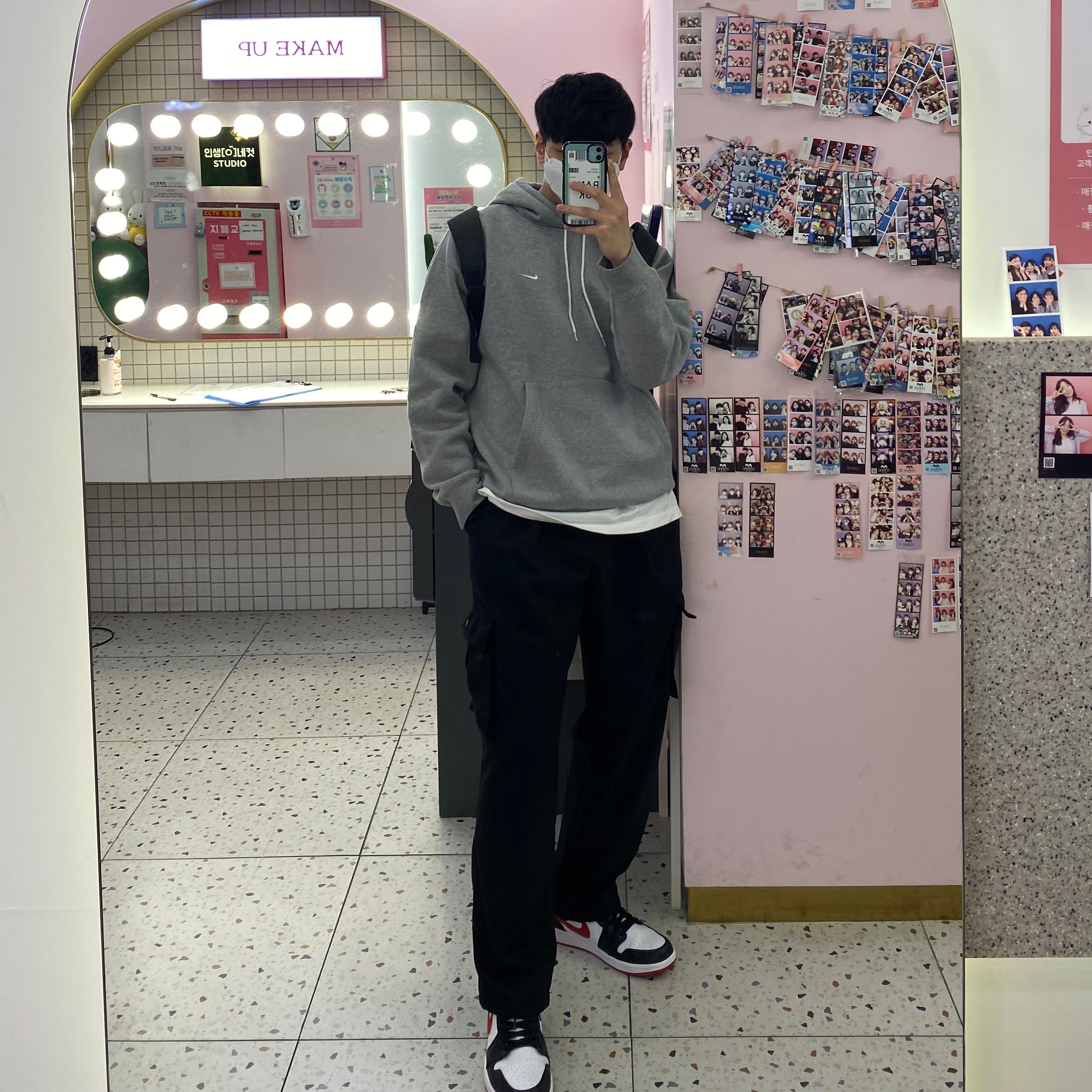 Jordan 1 Mid Gym Red Black White, Nike NRG Solo Swoosh Fleece Hoodie Dark Grey Heather - US/EU 착용 스타일