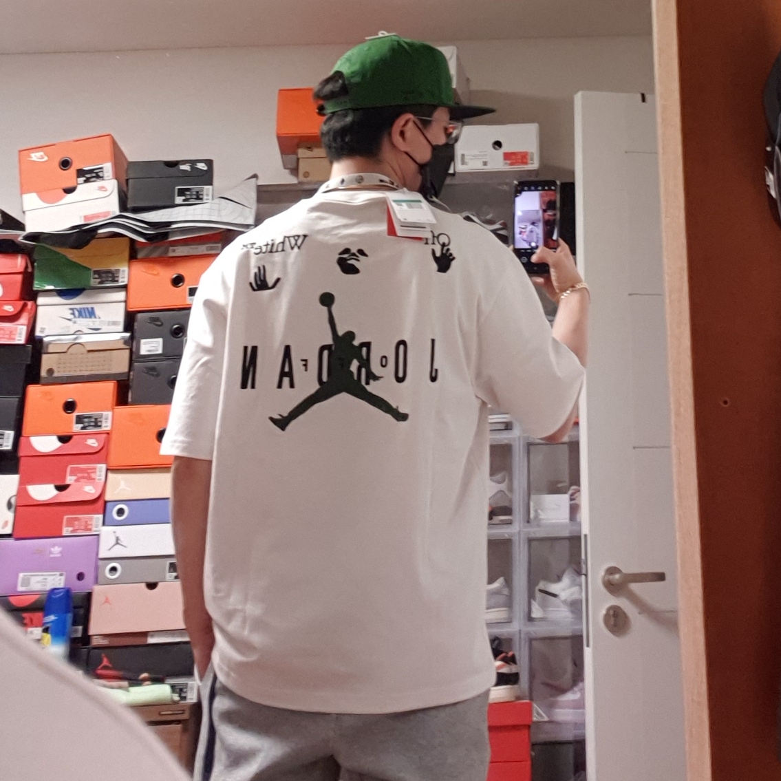 Jordan x Off-White S/S T-Shirt Phantom - Asia, Jordan x Off-White Pro Jumpman Air Cap Forest Green 착용 스타일 - 4