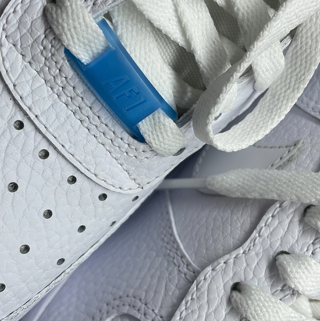 (W) Nike Air Force 1 '07 LX White University Blue 착용 스타일 - 2