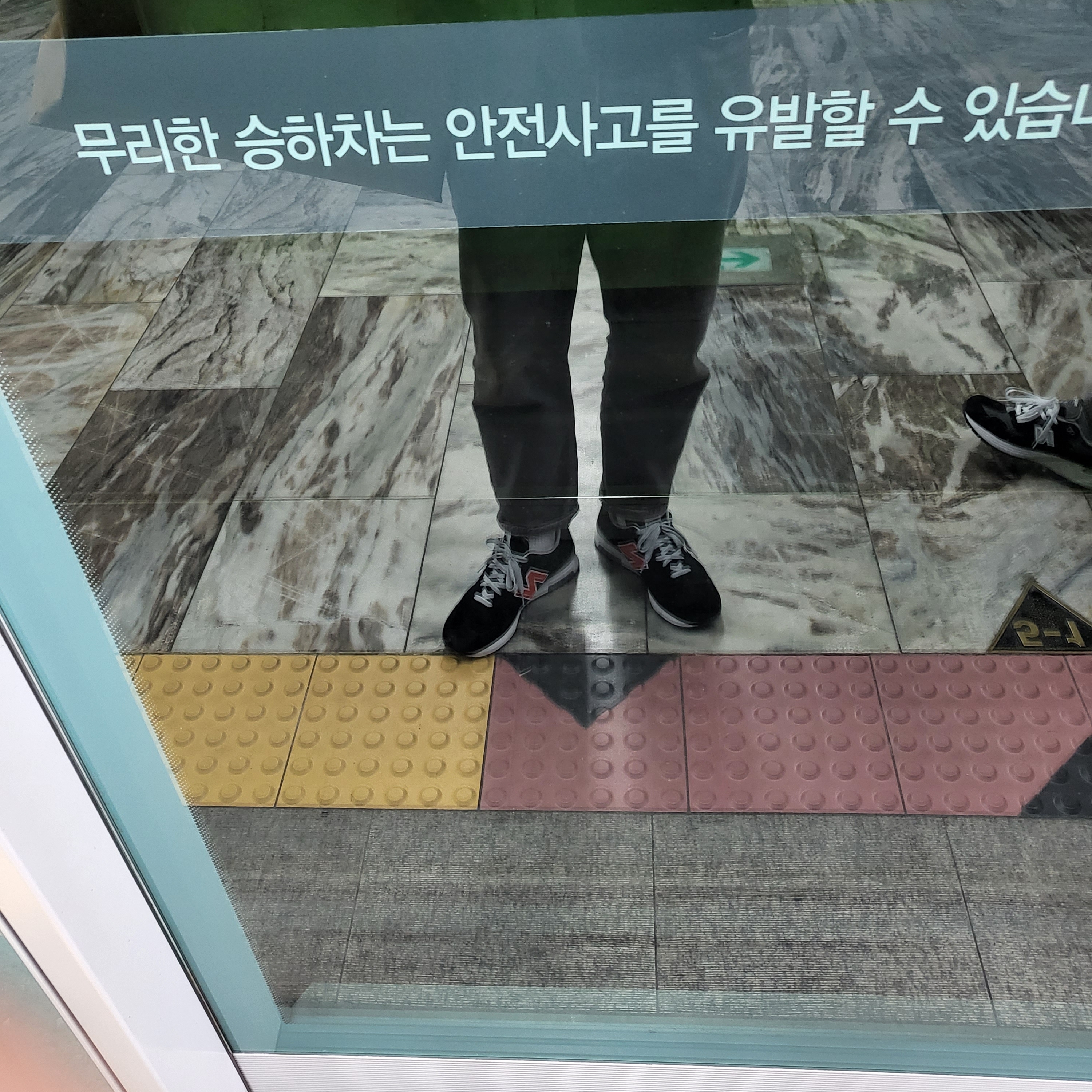 New Balance x J.Crew 1400 Made in USA Black Orange 착용 스타일 - 2