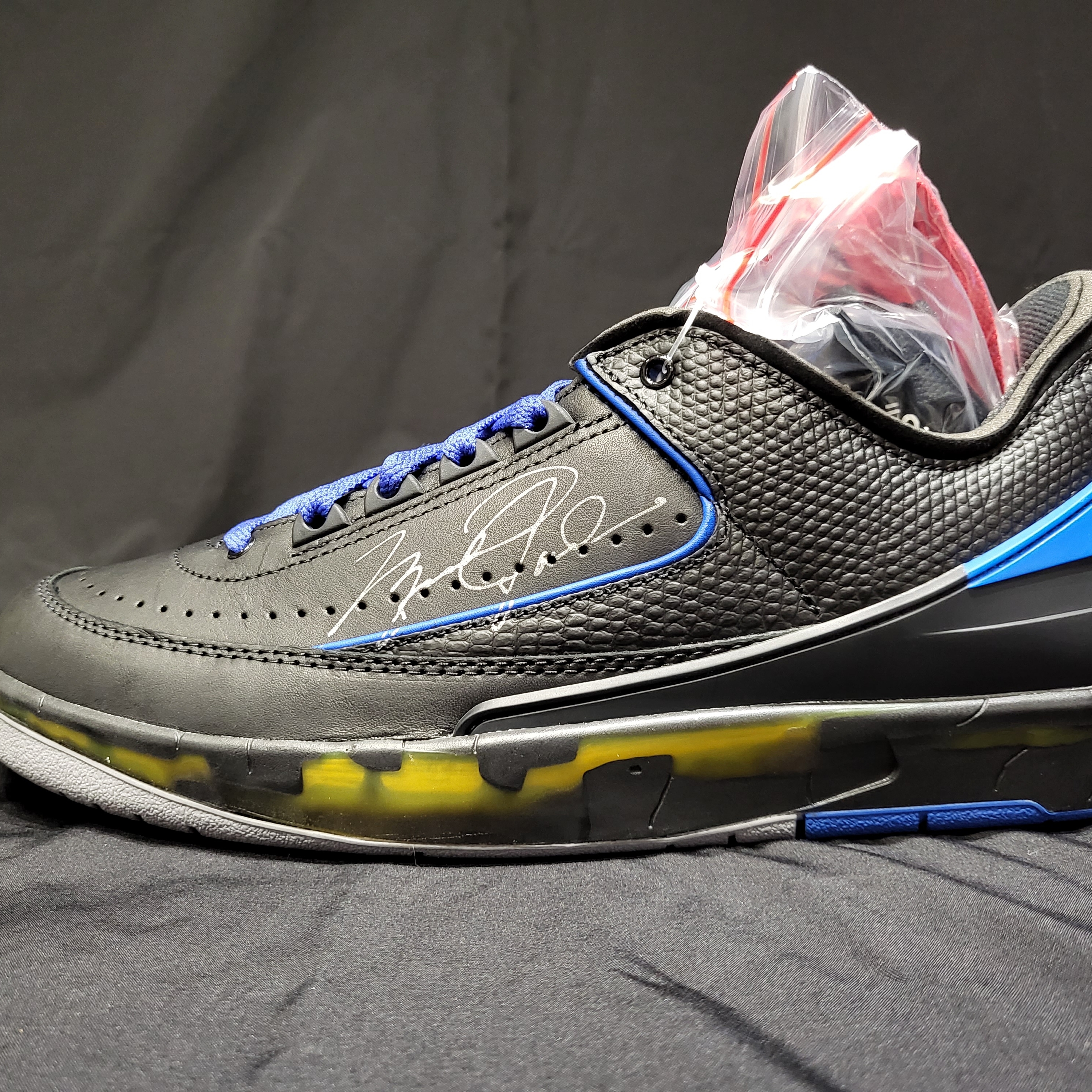 Jordan 2 x Off-White Retro Low SP Black and Varsity Royal 착용 스타일 - 4
