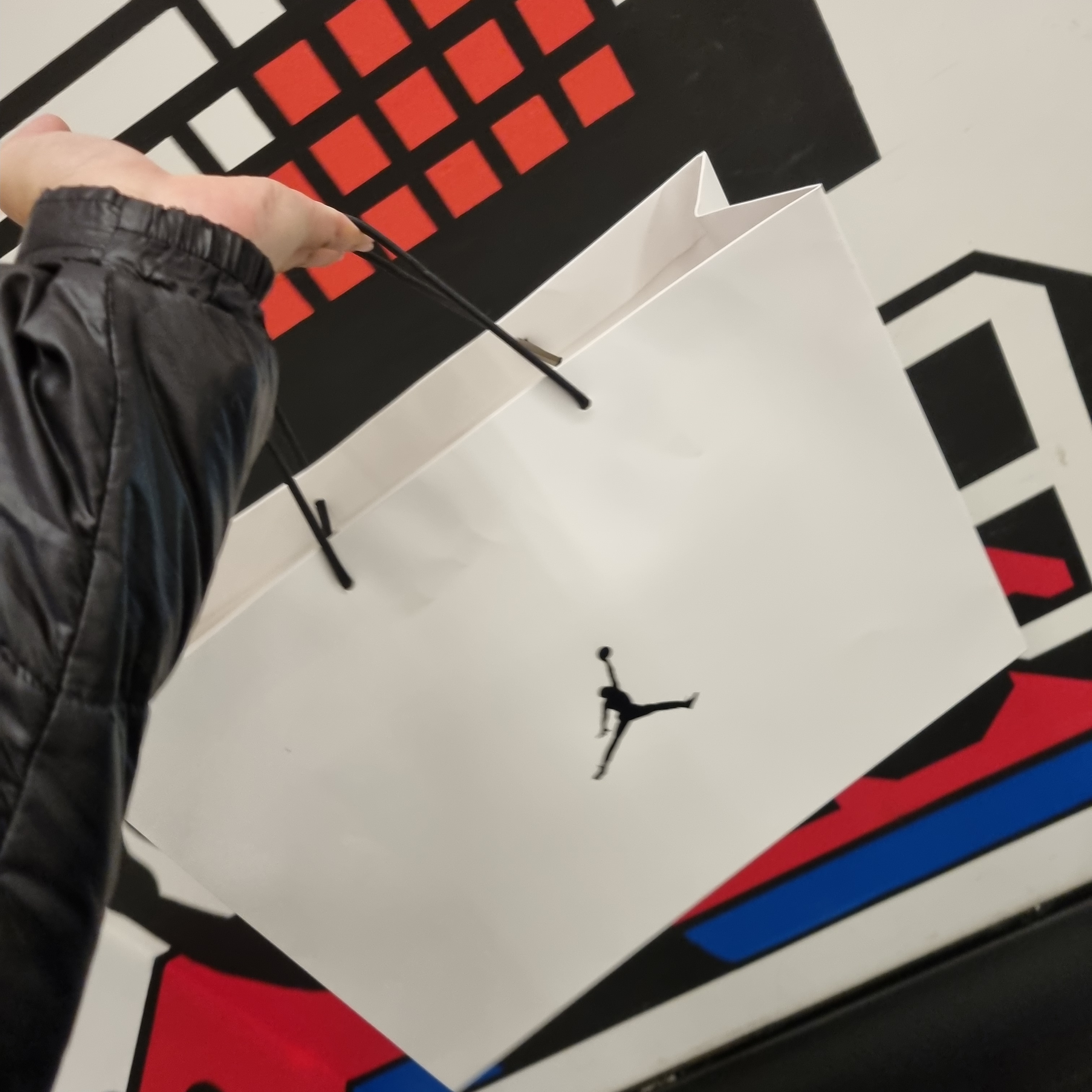 Jordan 2 x Off-White Retro Low SP White and Varsity Red 착용 스타일 - 2