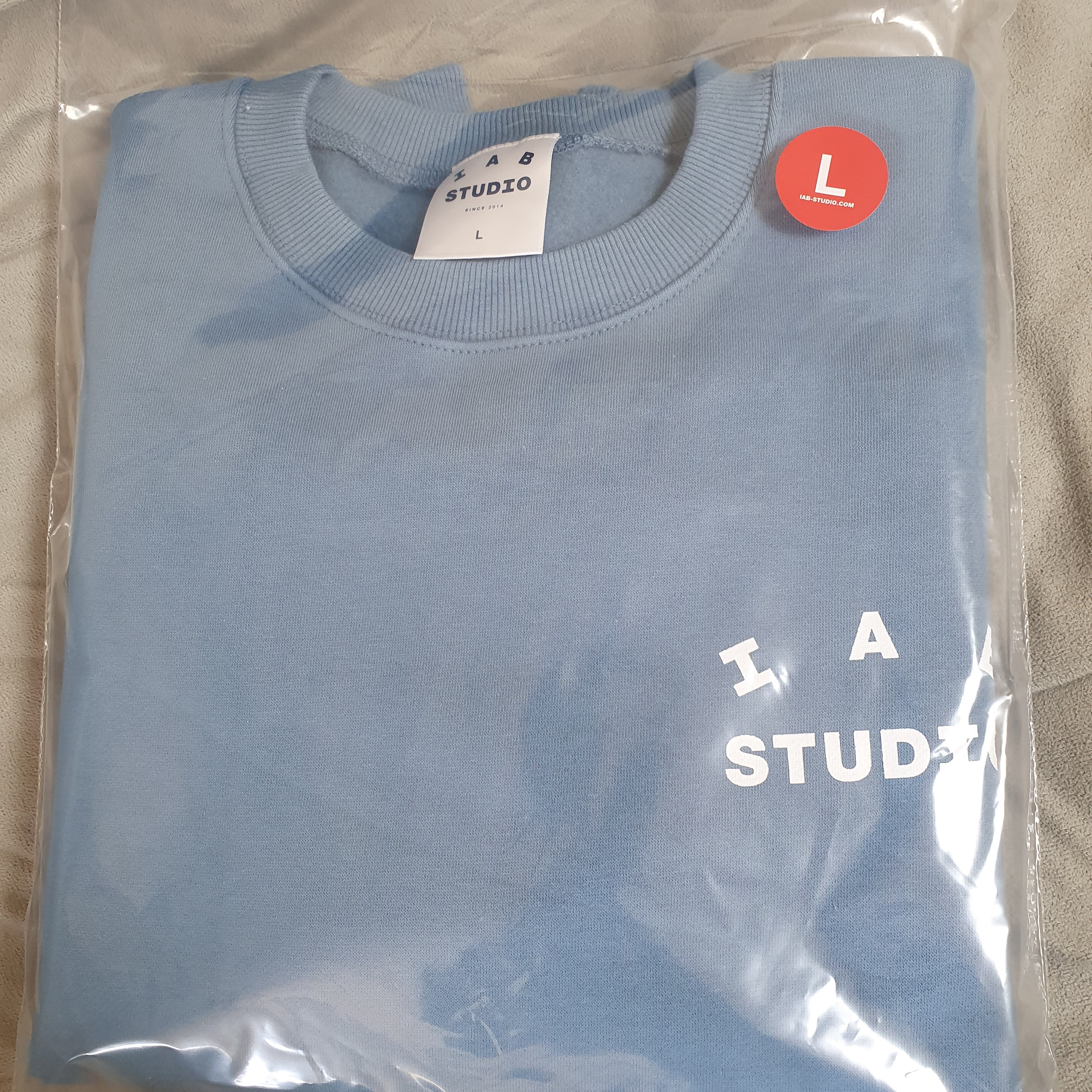 IAB Studio Crewneck Sky Blue 착용 스타일 - 2