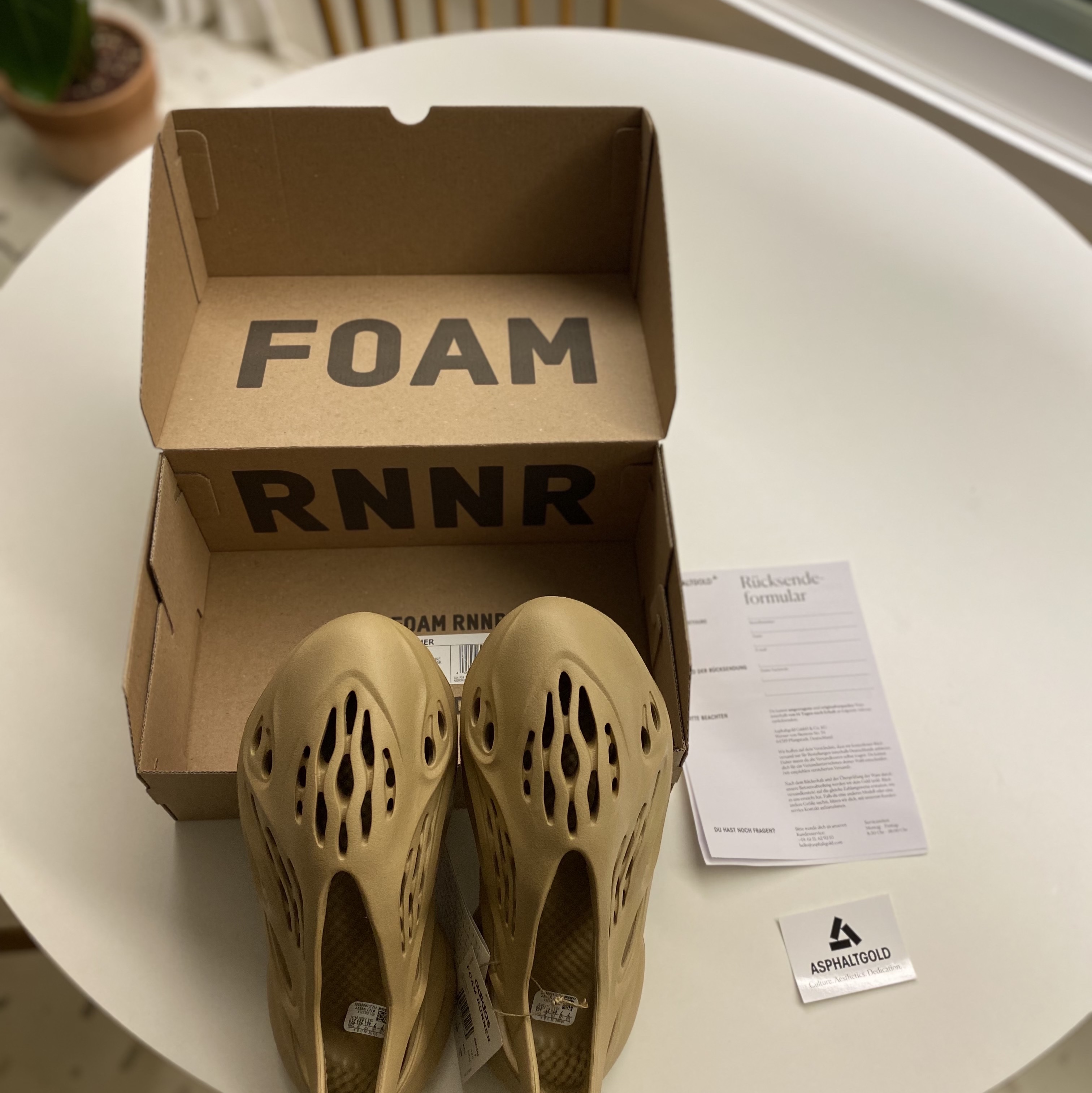 Adidas Yeezy Foam RNNR Ochre 착용 스타일 - 1