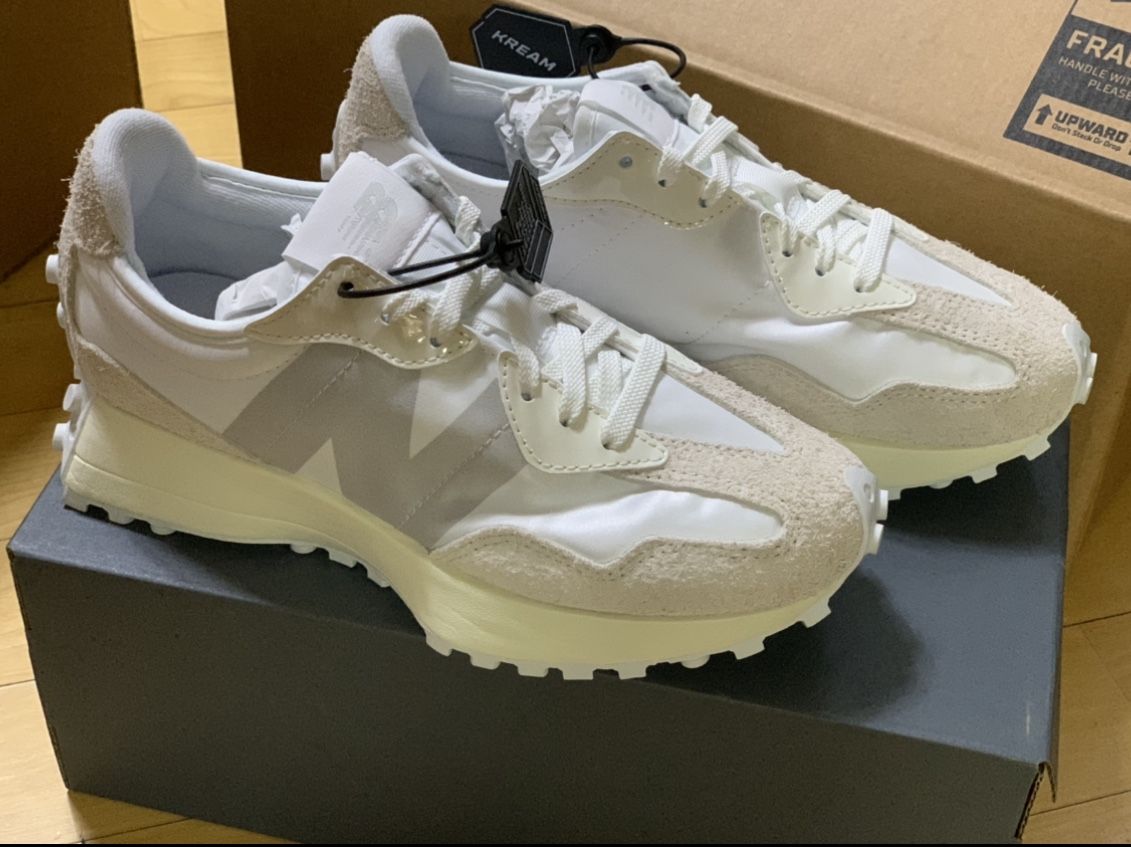 New Balance 327 Black, (W) New Balance 327 White Moonbeam 착용 스타일 - 2