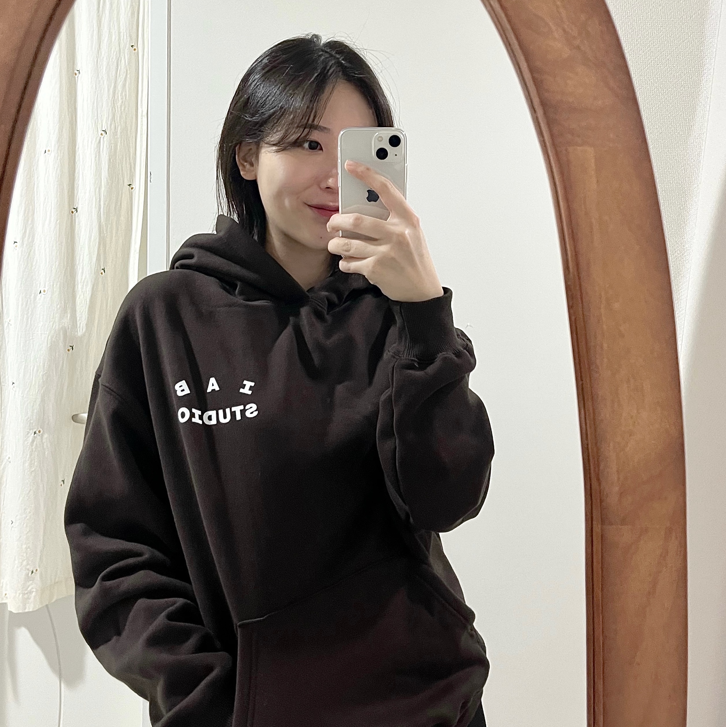 IAB Studio Hoodie Brown 착용 스타일