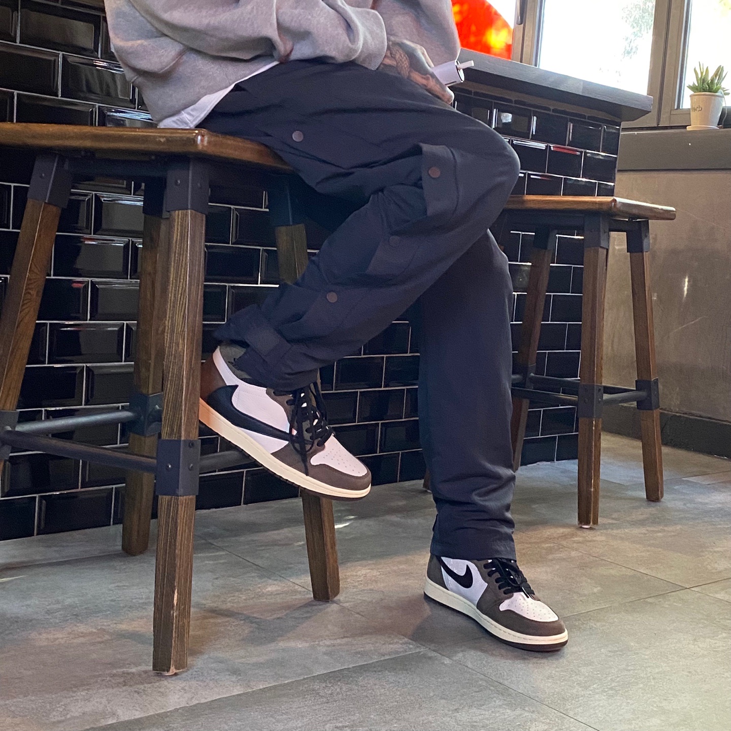Jordan 1 x Travis Scott Retro High OG SP Mocha, Nike x Fear of God Warm Up Pants Off Noir 착용 스타일 - 1