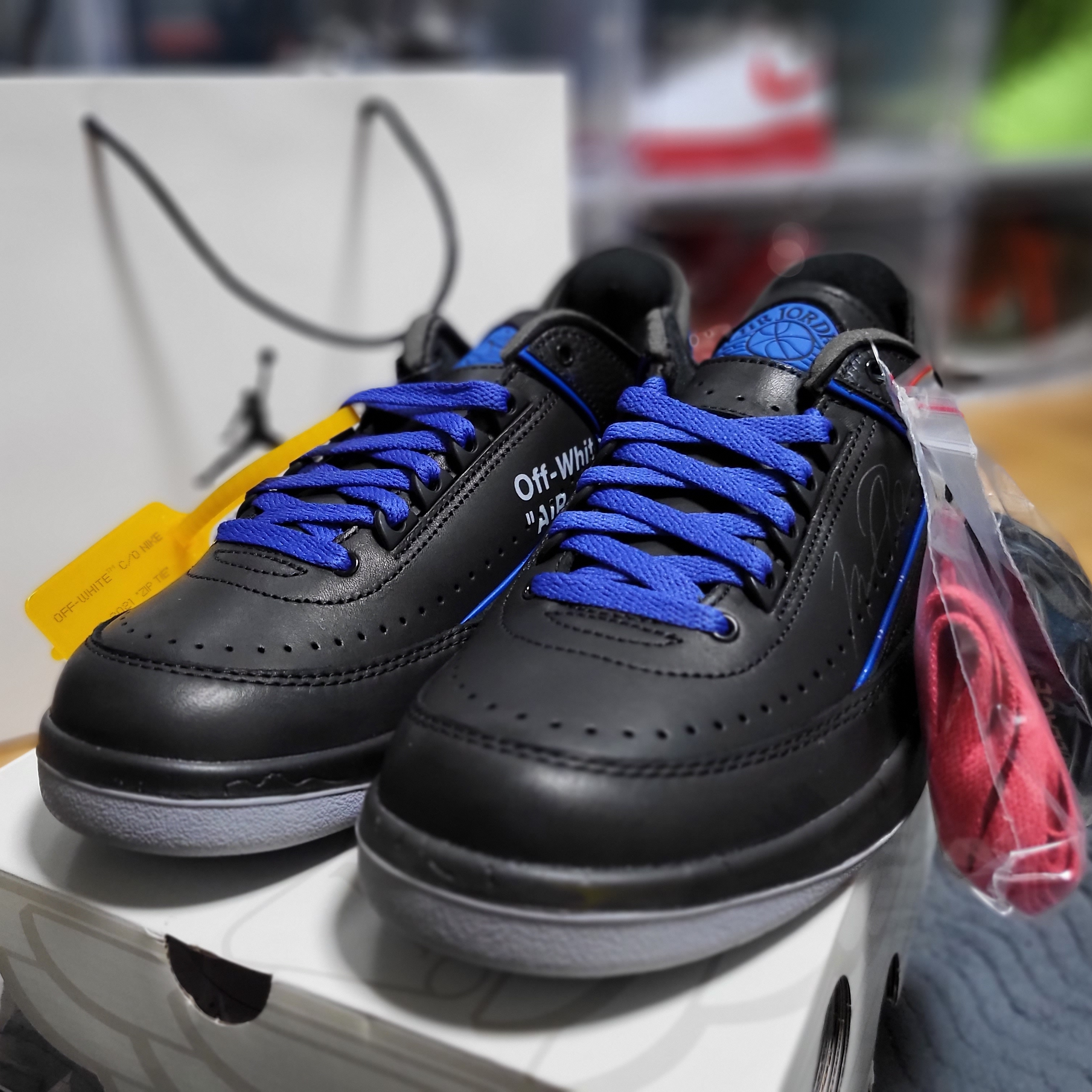 Jordan 2 x Off-White Retro Low SP Black and Varsity Royal 착용 스타일 - 1