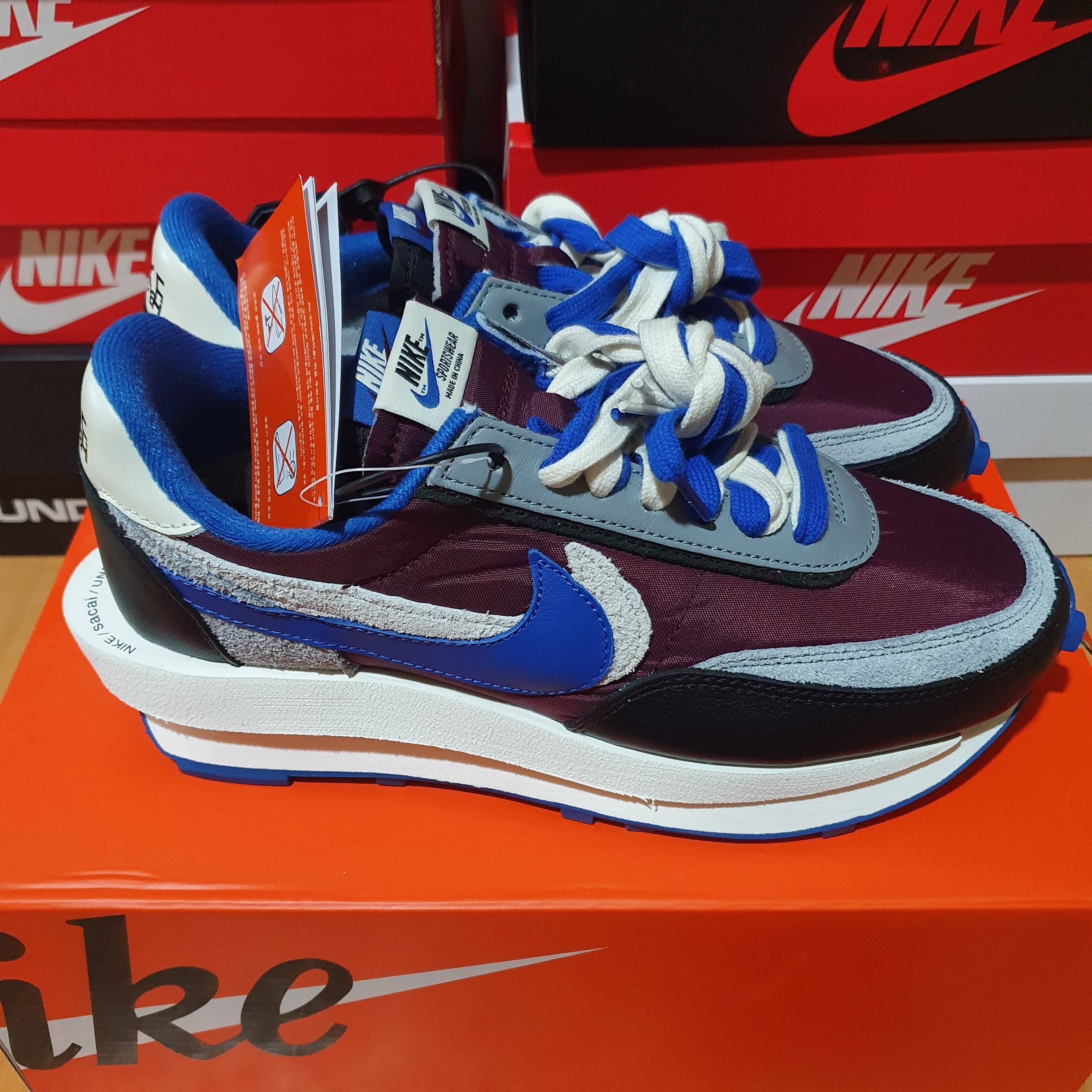Nike x Sacai x Undercover LDWaffle Night Maroon Team Royal 착용 스타일 - 2