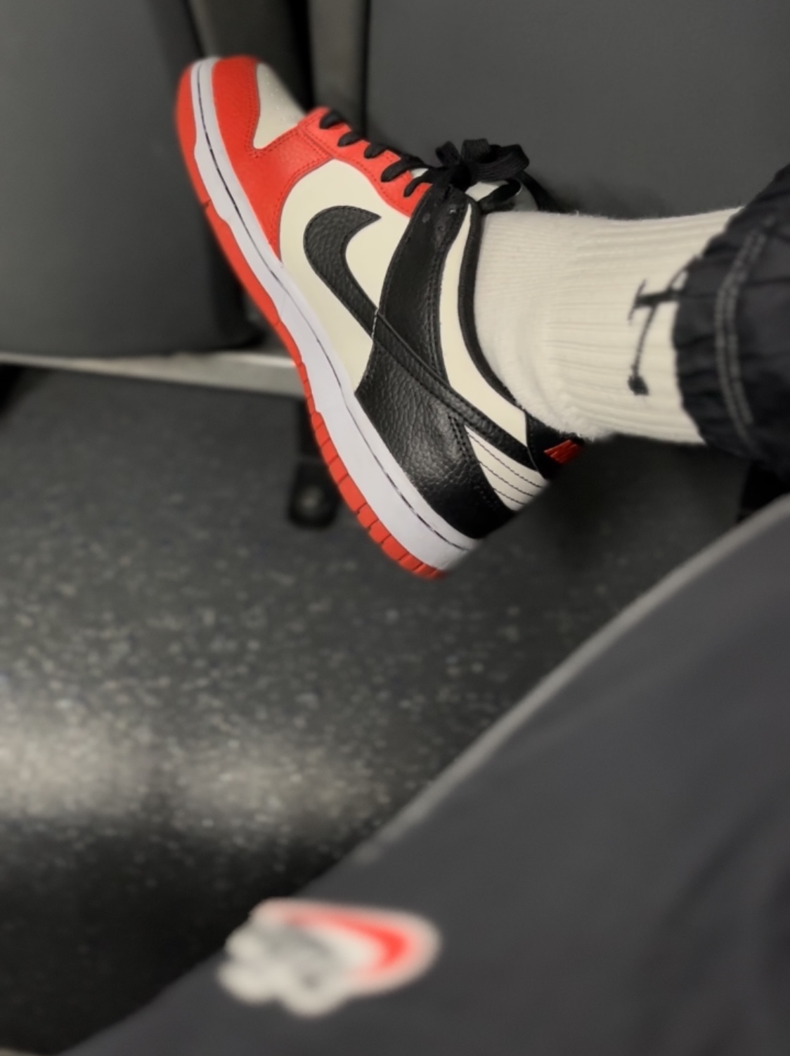 (GS) Nike x NBA Dunk Low Black and Chile Red 착용 스타일