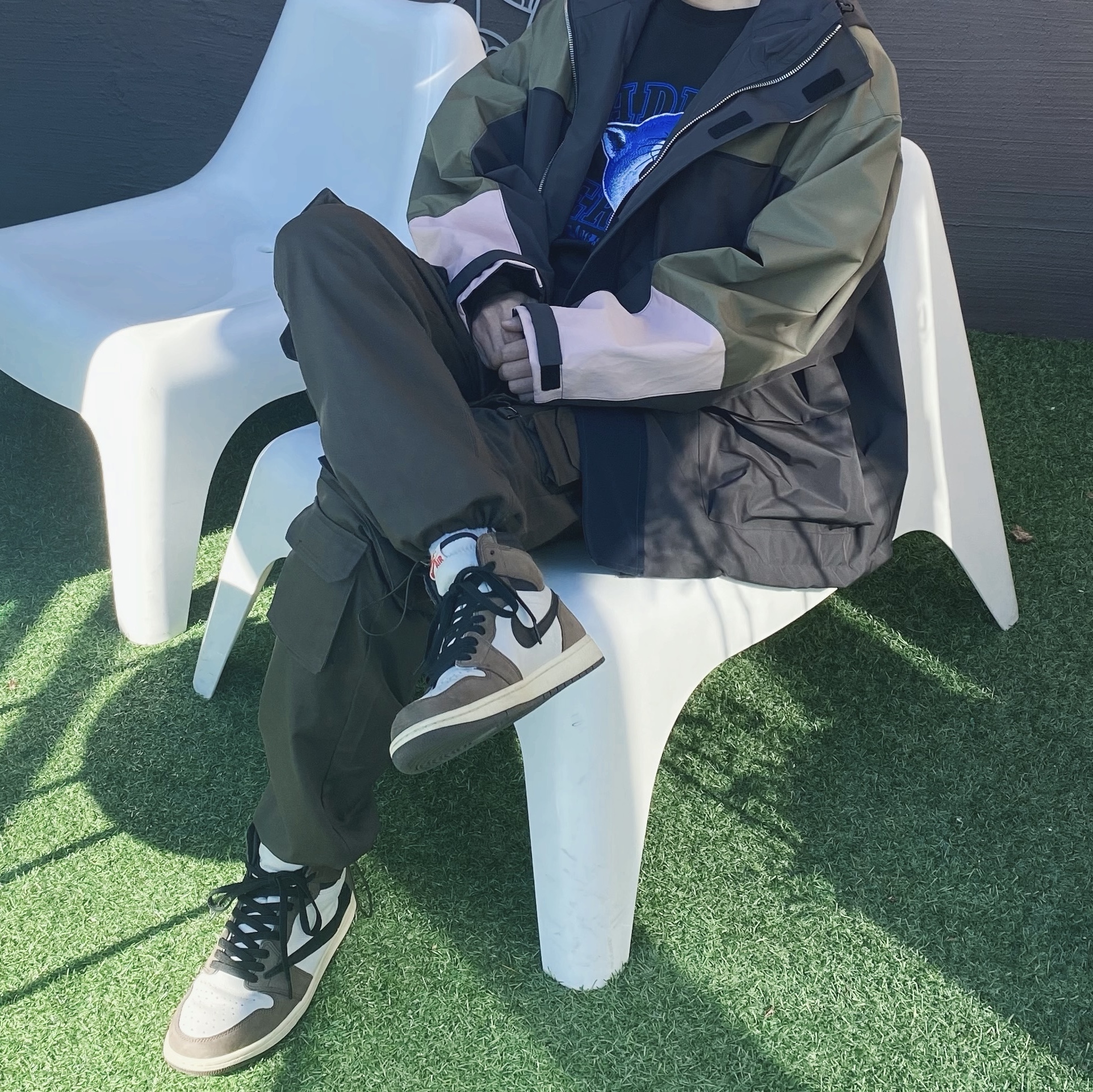 Jordan 1 x Travis Scott Retro High OG SP Mocha, Maison Kitsune x Ader Error Yawn Fox T-Shirt Black 착용 스타일 - 2