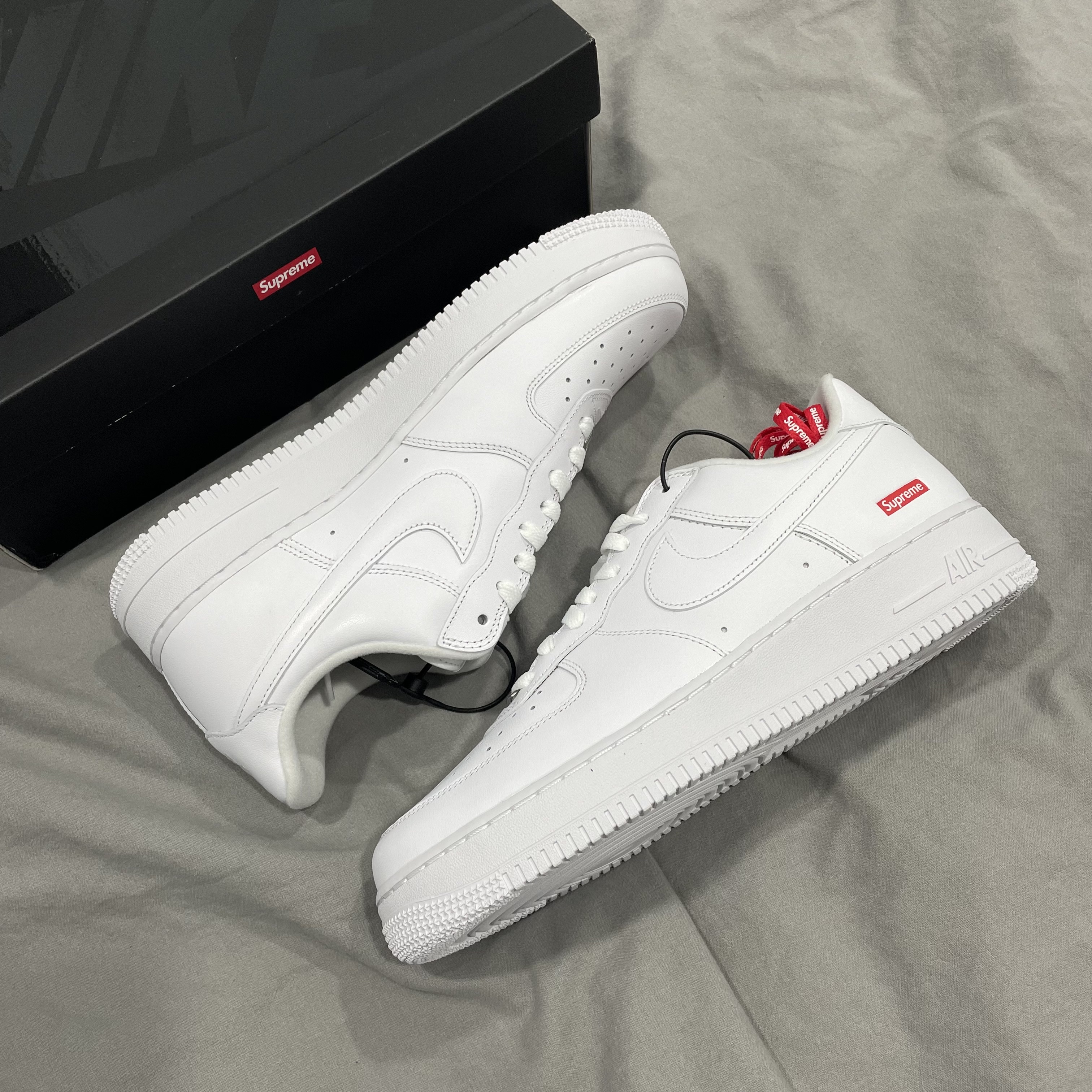 Nike x Supreme Air Force 1 Low White 착용 스타일 - 1