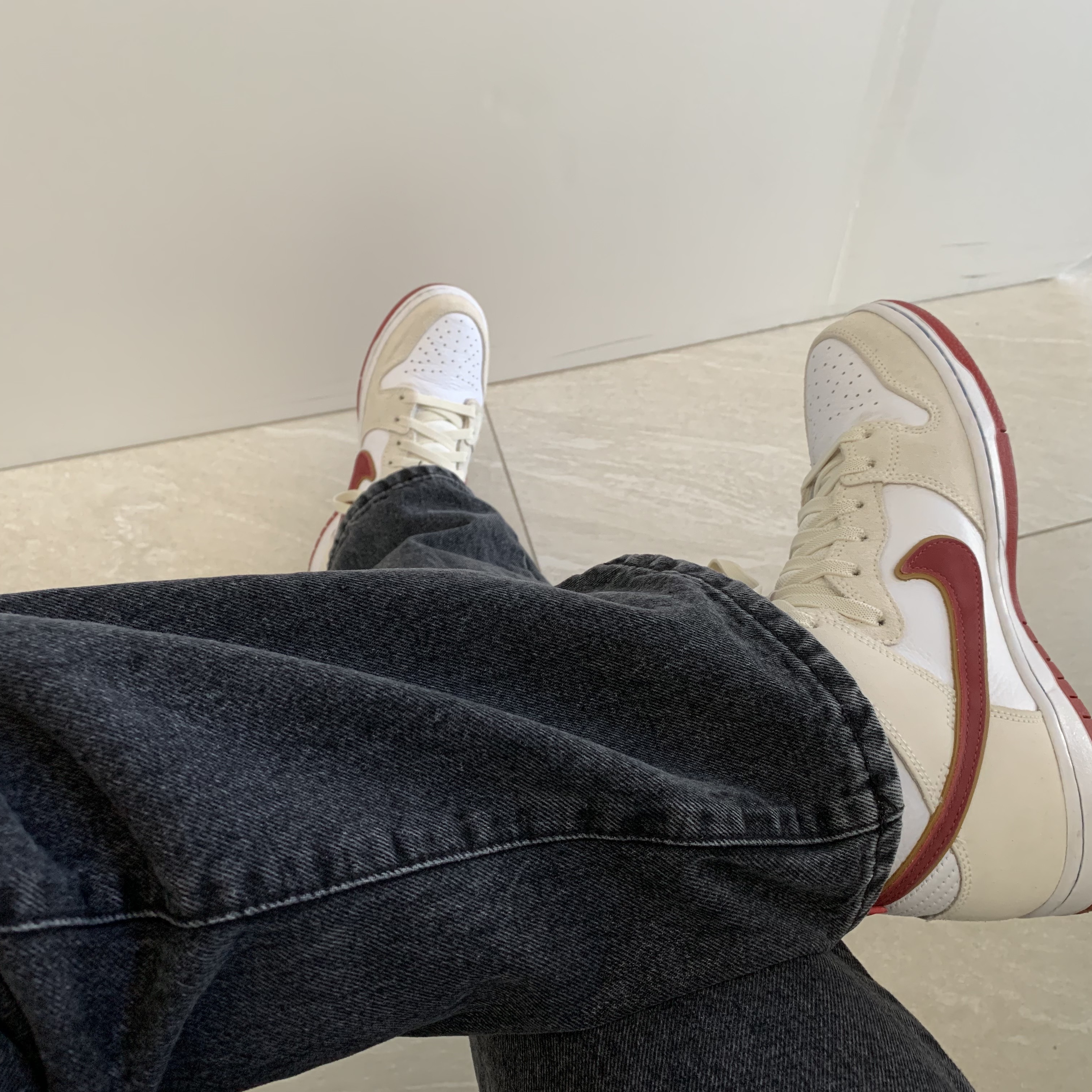 Nike SB Dunk High Sail Bright Crimson 착용 스타일 - 3