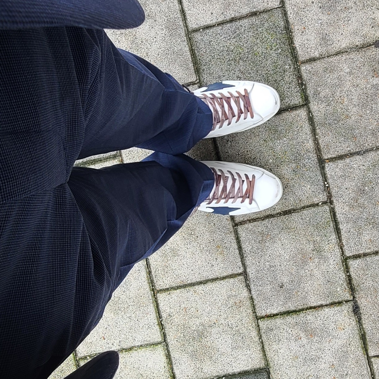 Golden Goose Superstar White Navy Heel Tab Sneakers 착용 스타일