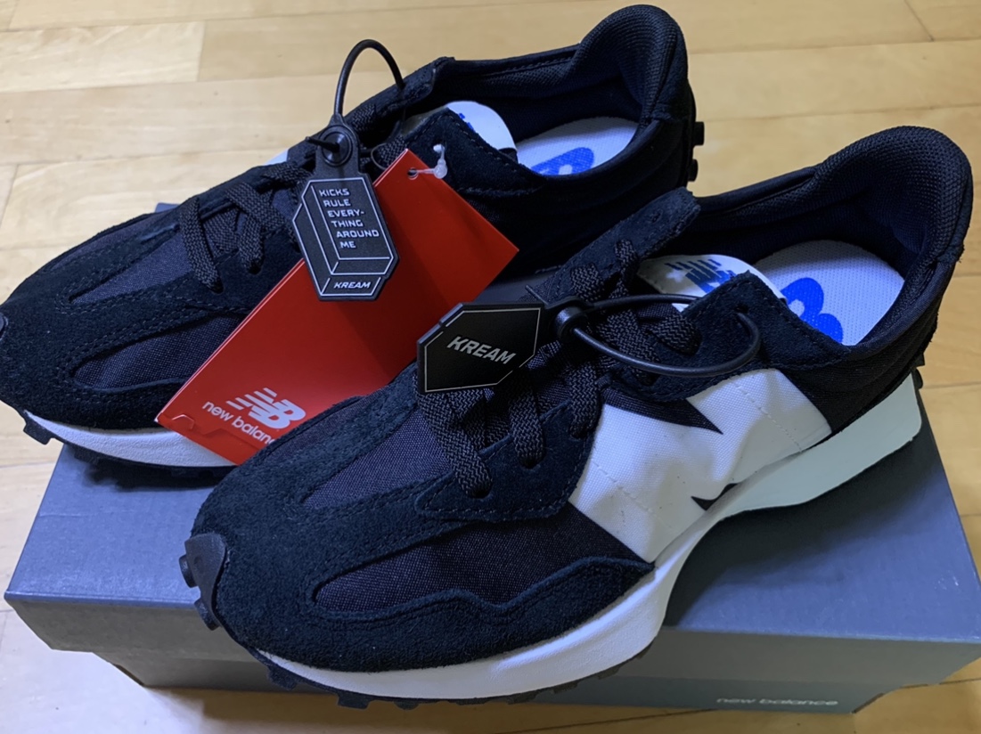 New Balance 327 Black, (W) New Balance 327 White Moonbeam 착용 스타일 - 1